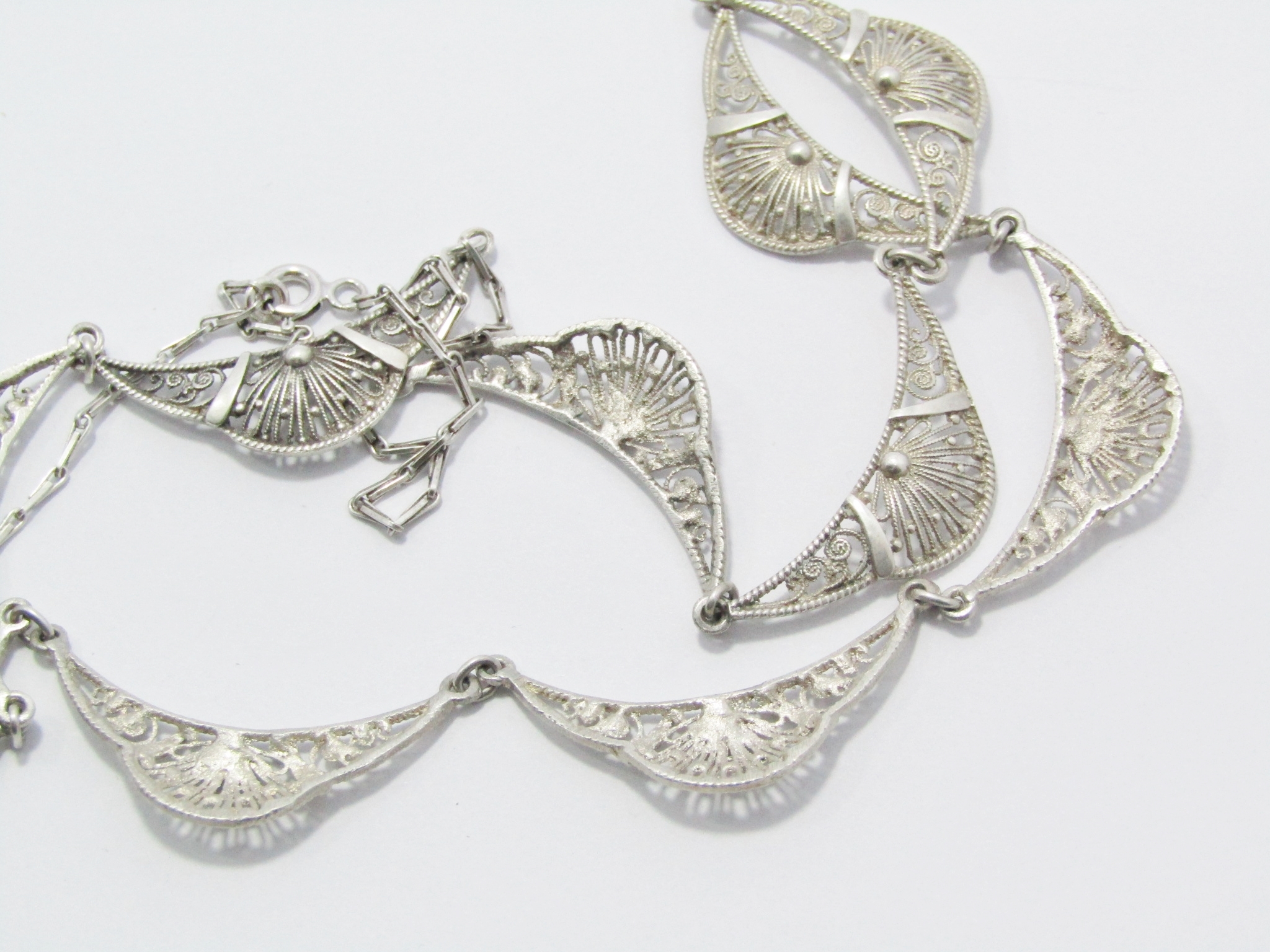 A Gorgeous Vintage Design Necklace in Sterling Silver.