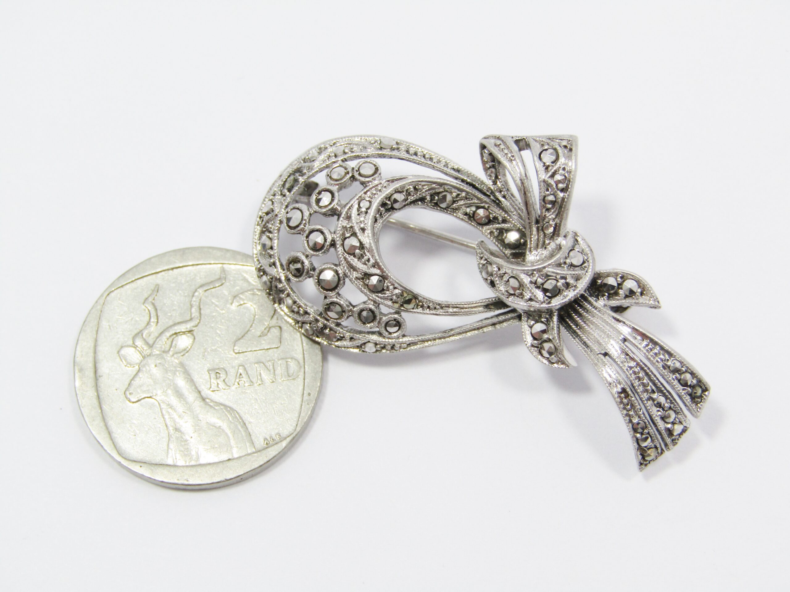 A Gorgeous Vintage Design Ribbon Marcasite Brooch in Sterling Silver