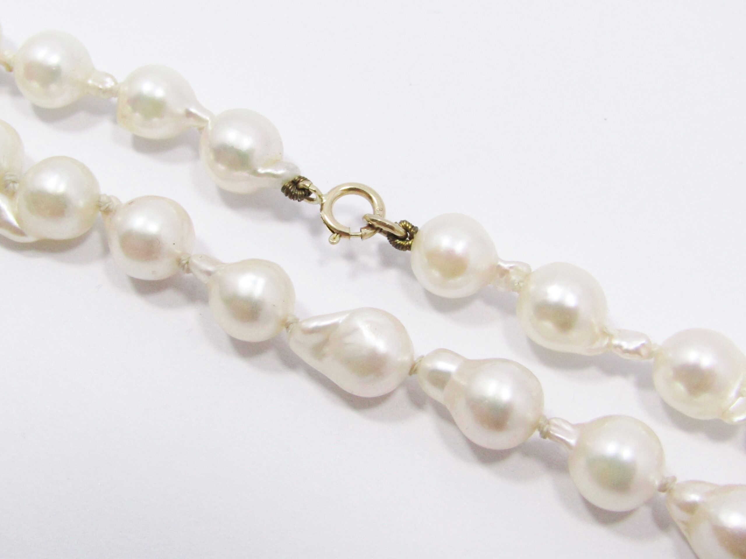 A Gorgeous Vintage String of Baroque Pearl Necklace With a 9ct Gold Clasp