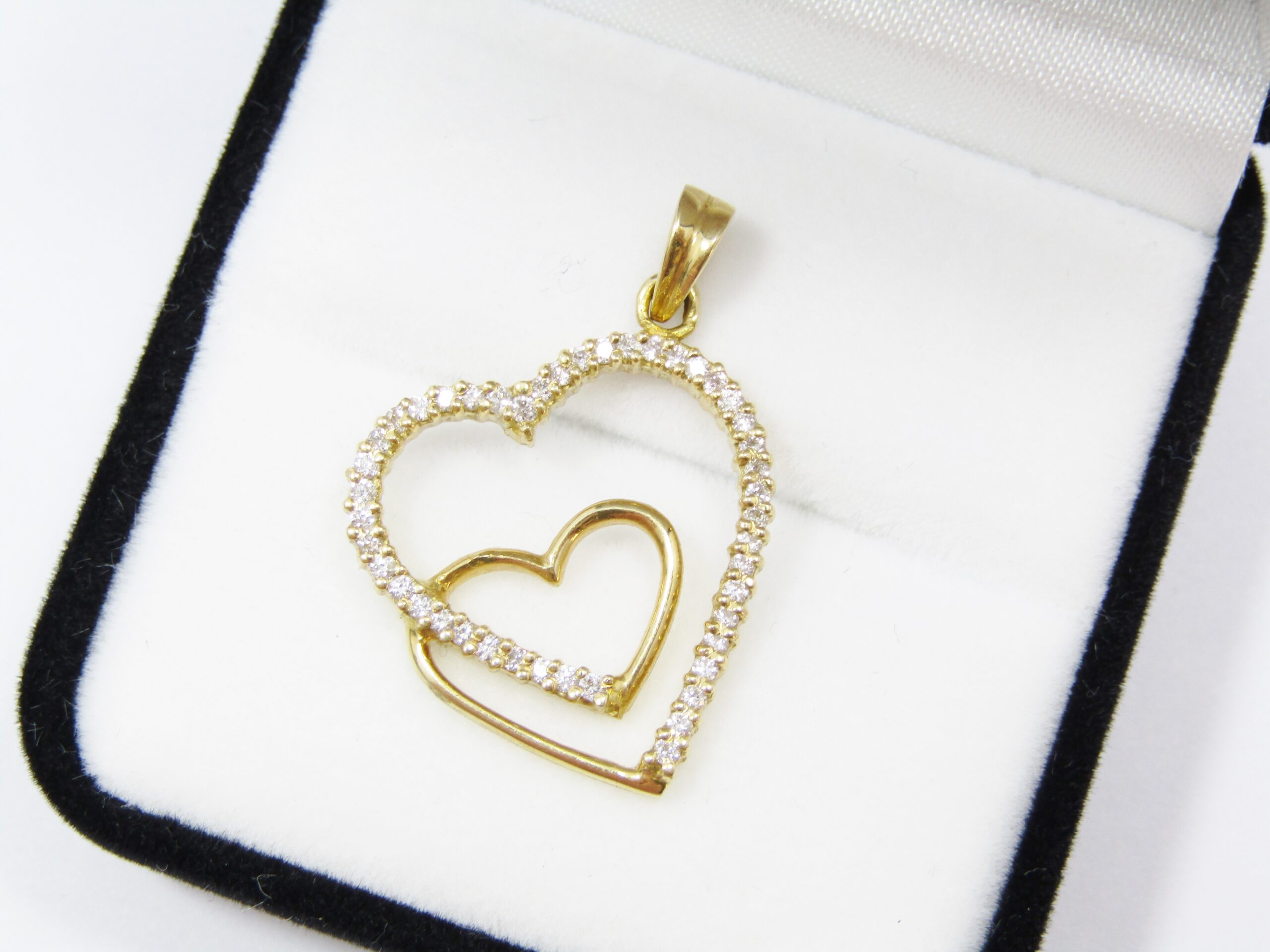 Beautiful 18CT Yellow Gold & Diamonds Heart Pendant