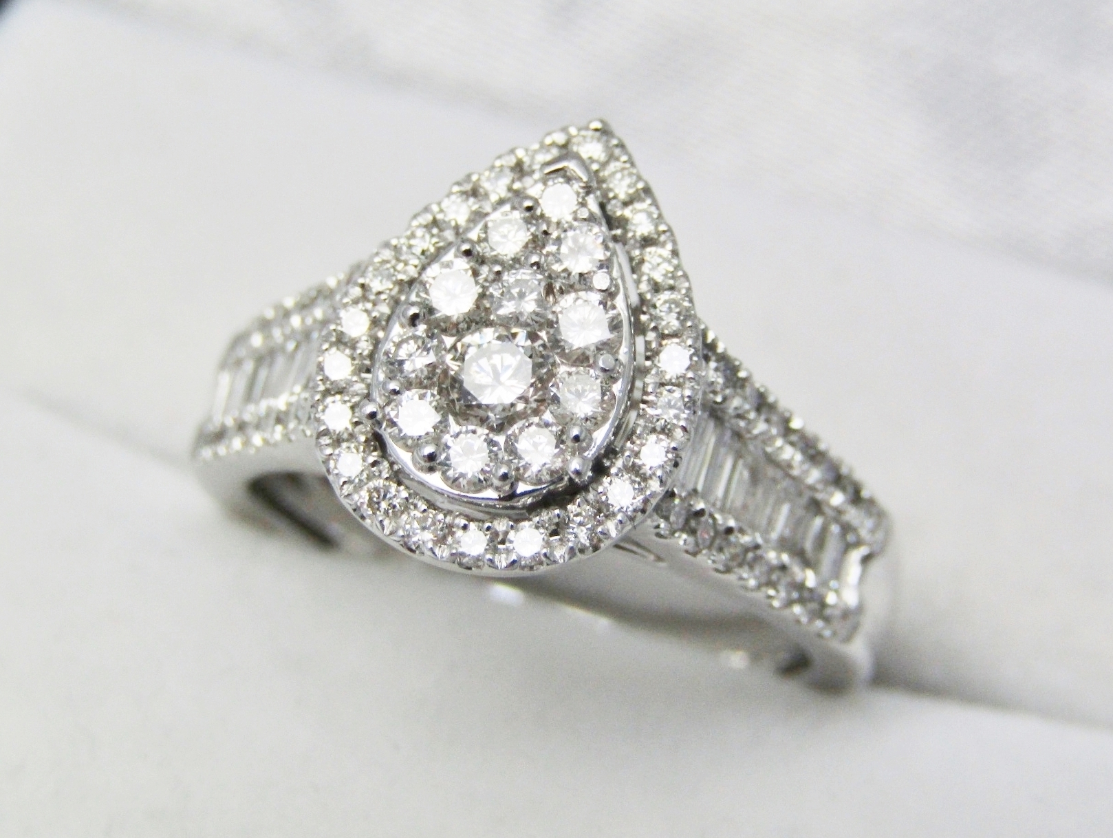 Exquisite! 18CT White Gold & 1.20ctw Diamond Ring