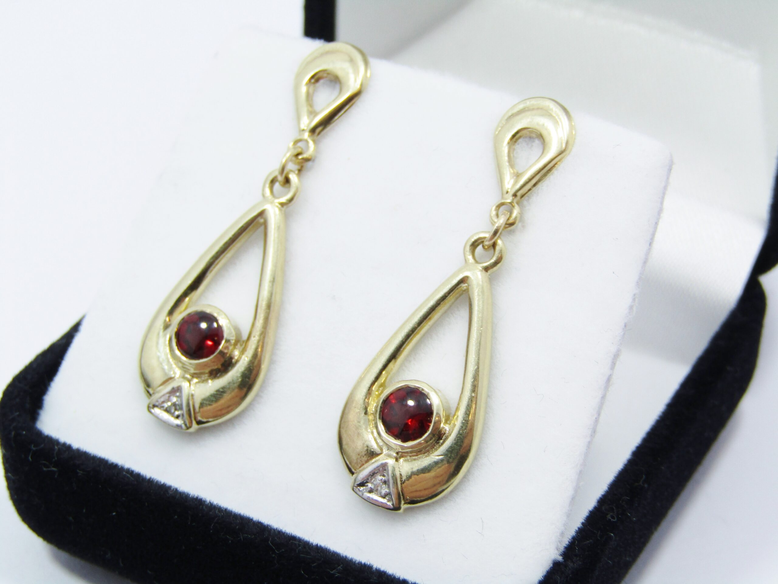 Beautiful Pair of 9CT Gold & Garnet Earrings