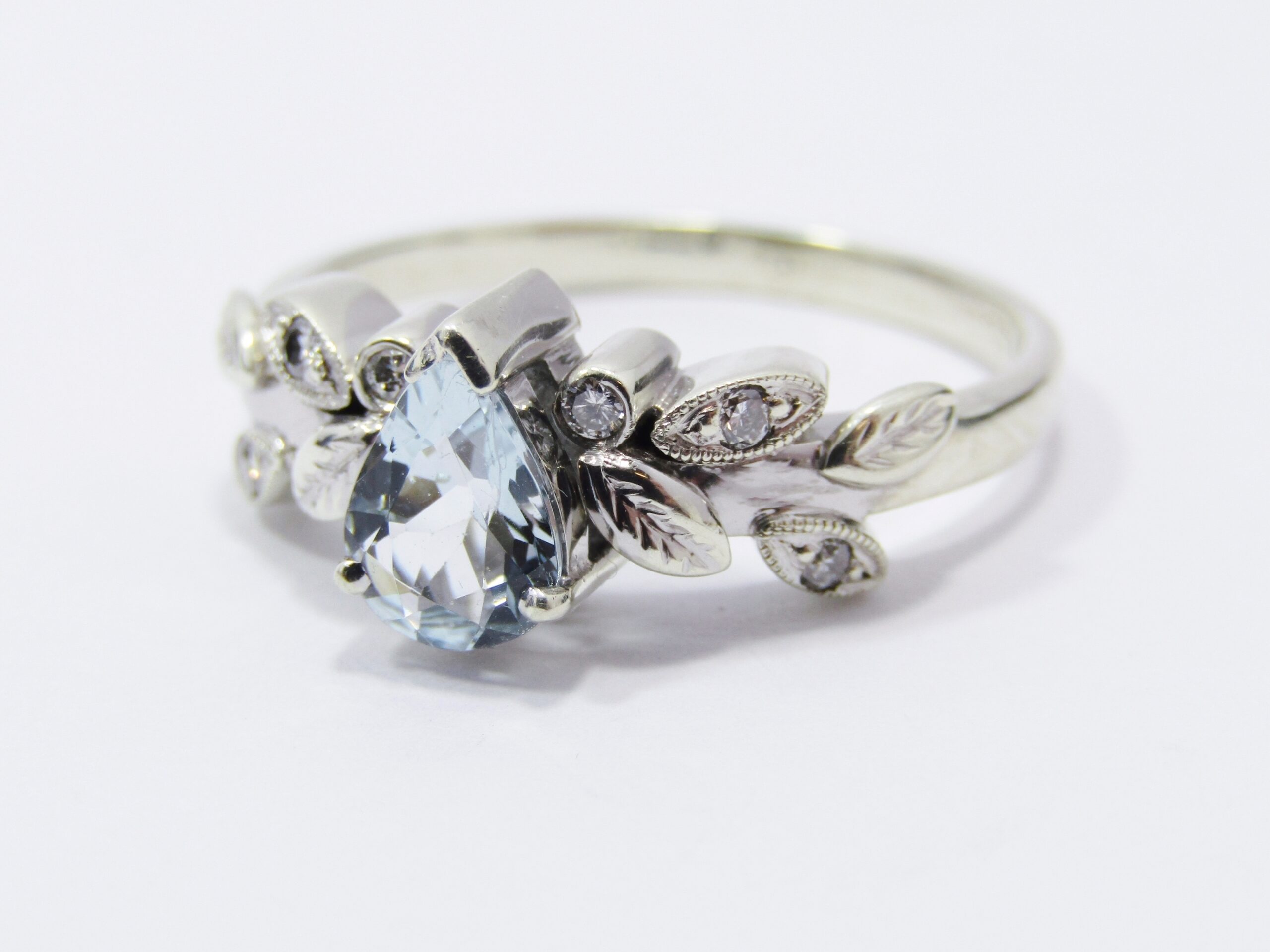 Beautiful! 9CT White Gold, Aquamarine & Diamond Ring
