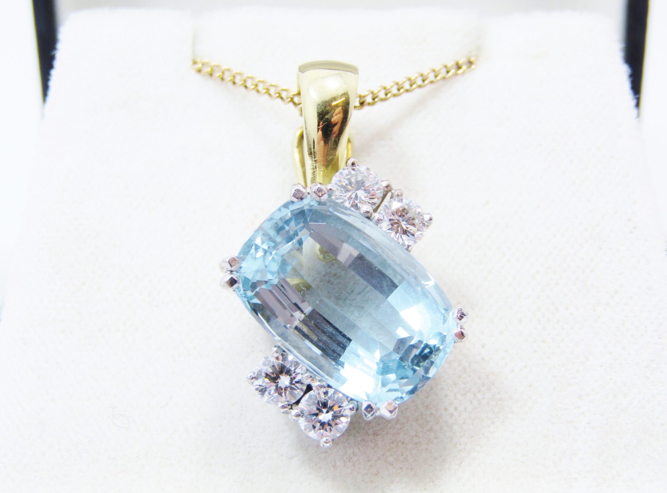 Stunning! 18CT Gold, Aquamarine & Diamond Pendant