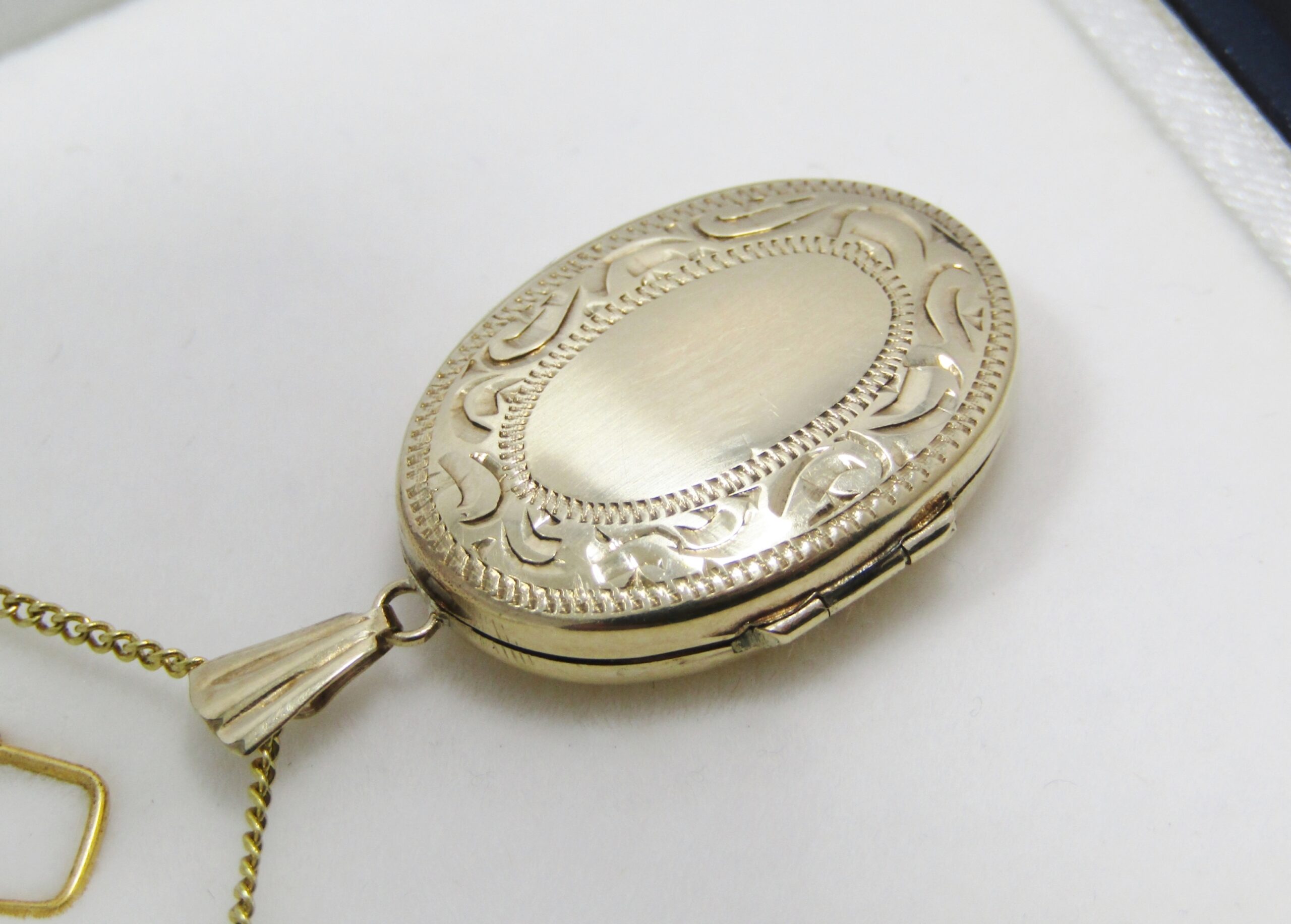 Beautiful Modern 9CT Gold Locket & Necklace