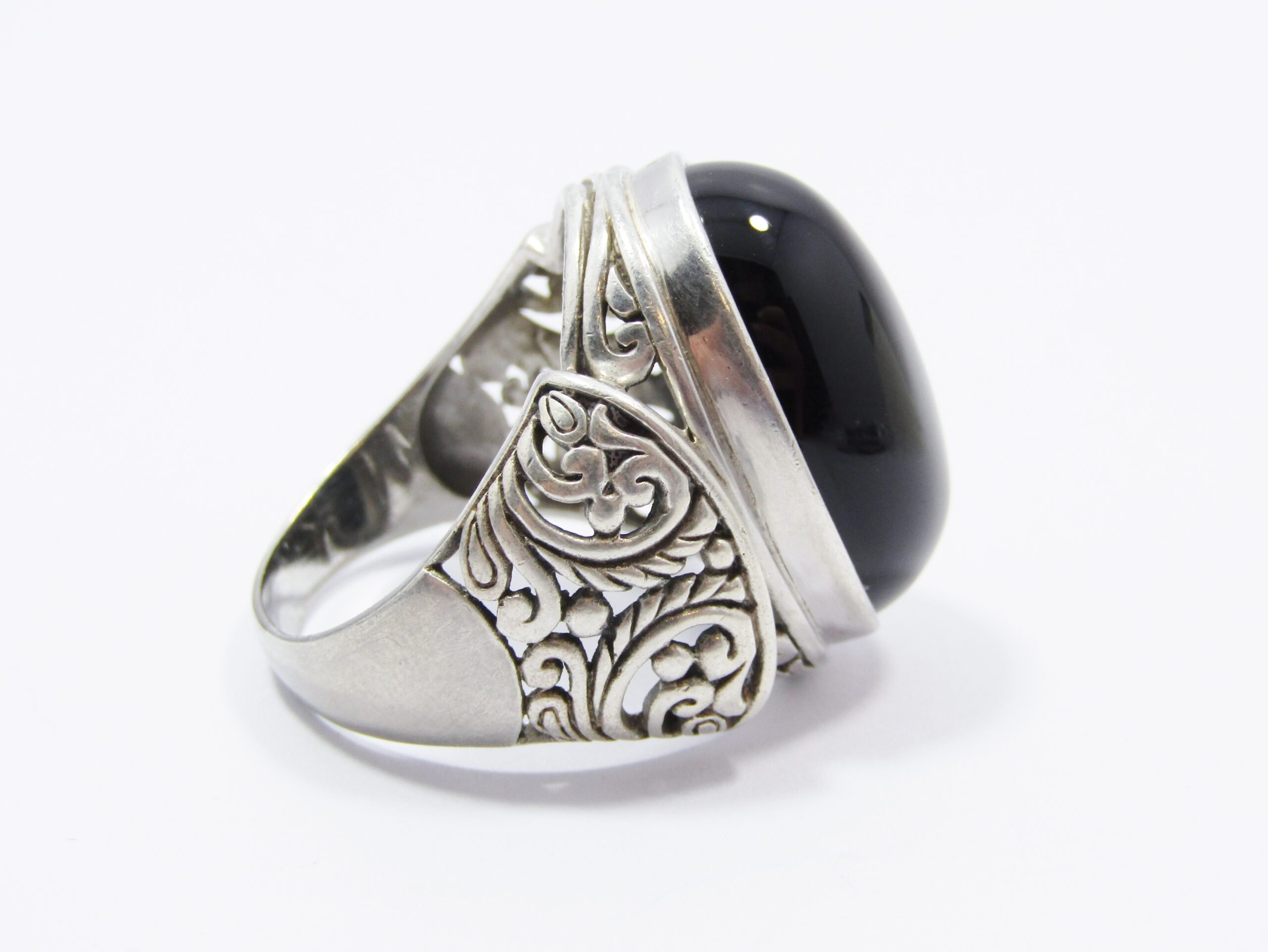 A Stunning Chunky Detailed Onyx Stone Ring in Sterling Silver.