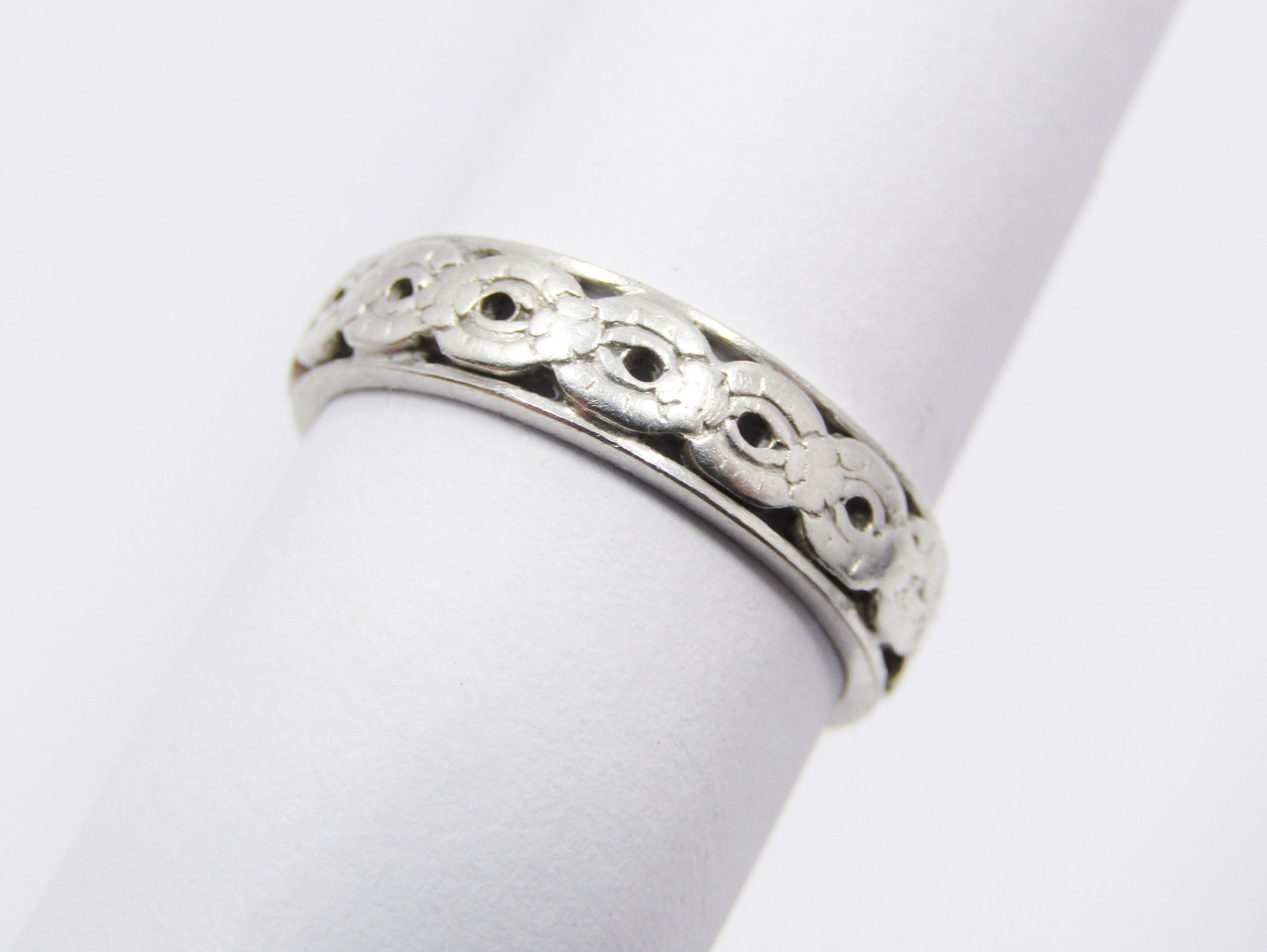 A Beautiful Vintage Band in Sterling Silver.