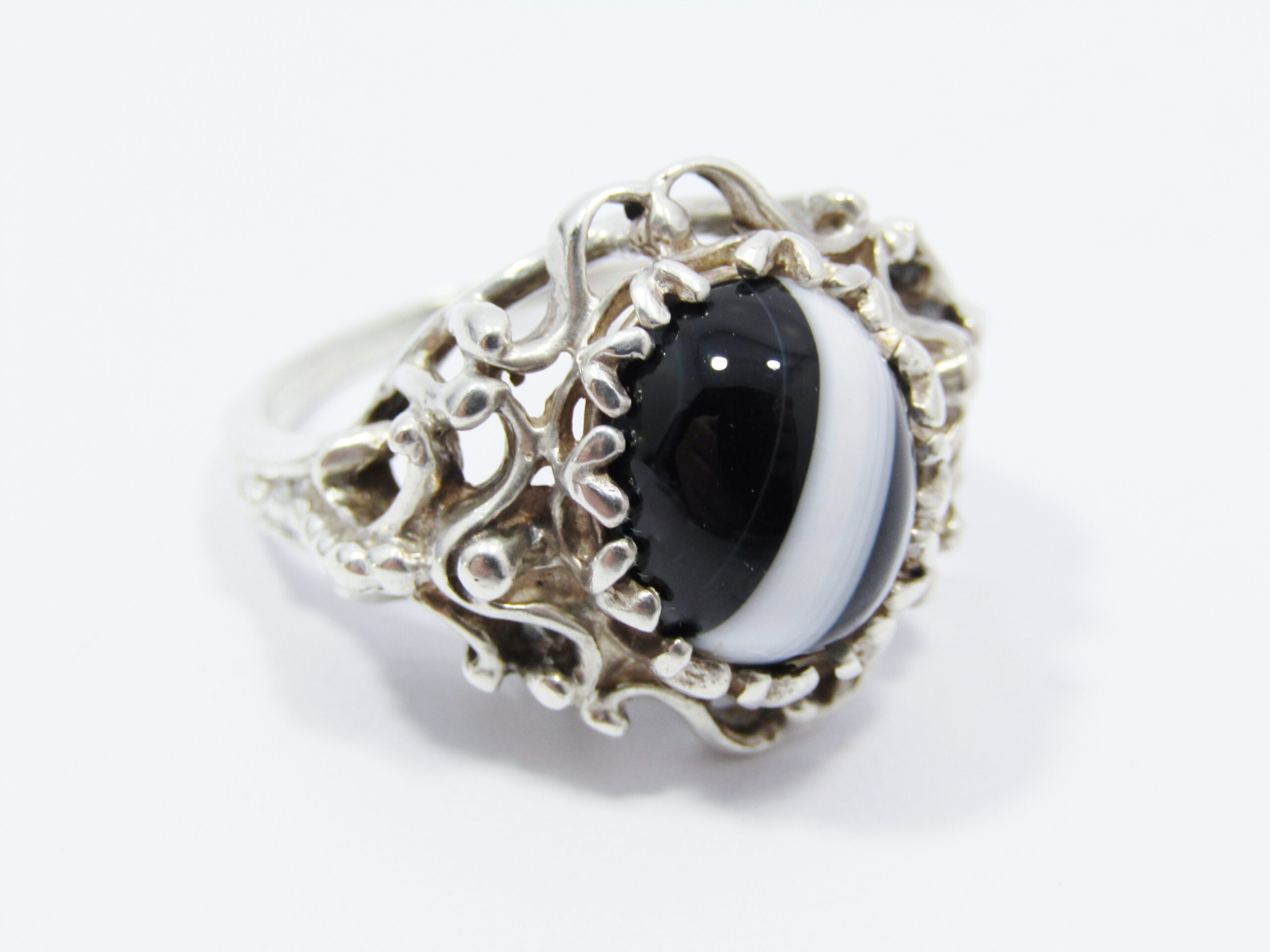 A Stunning Chunky Vintage Design Ring With a Banded Onyx Stone in Sterling Silver.