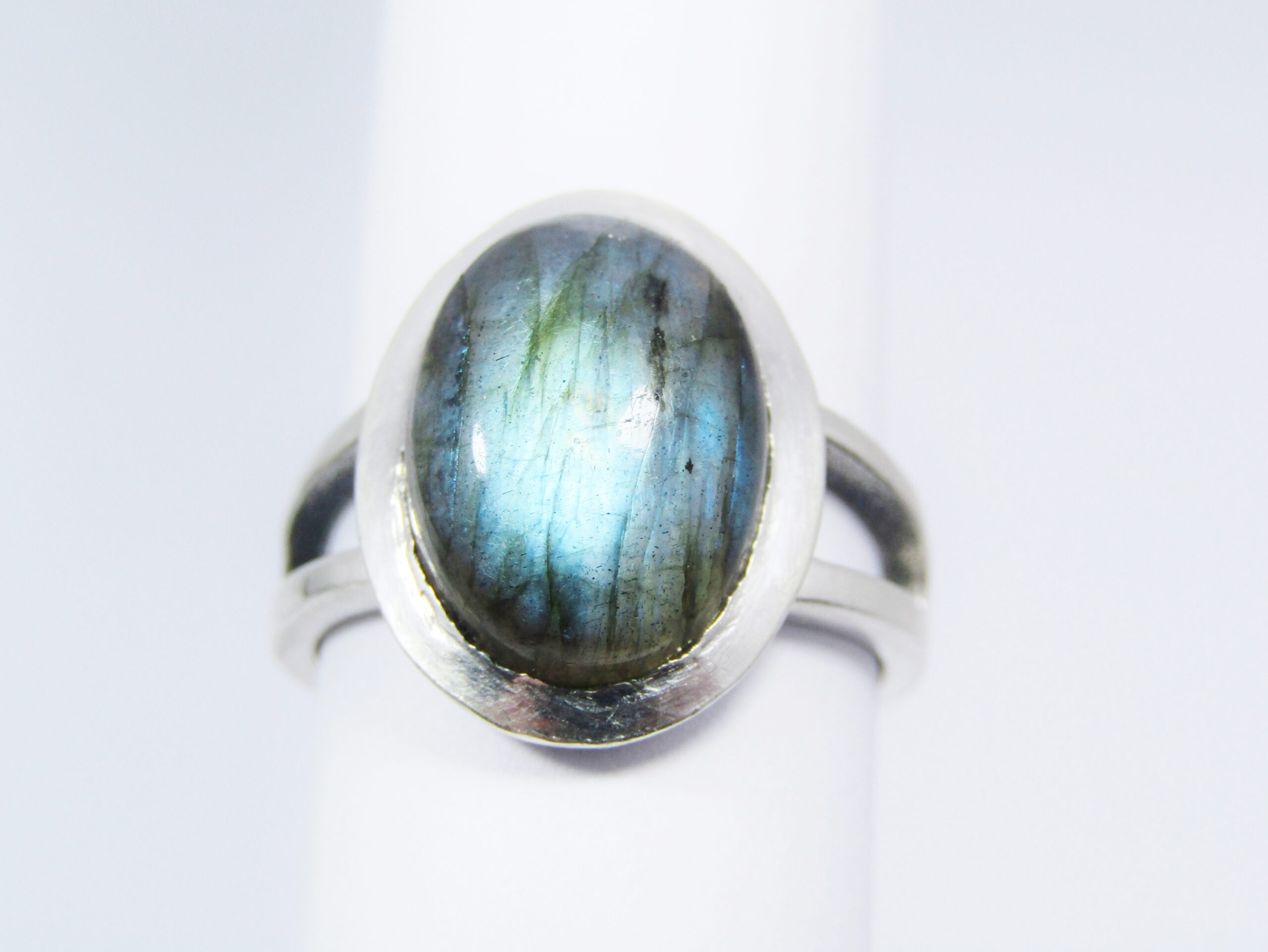 A Stunning Oval Labradorite Ring in Sterling Silver.