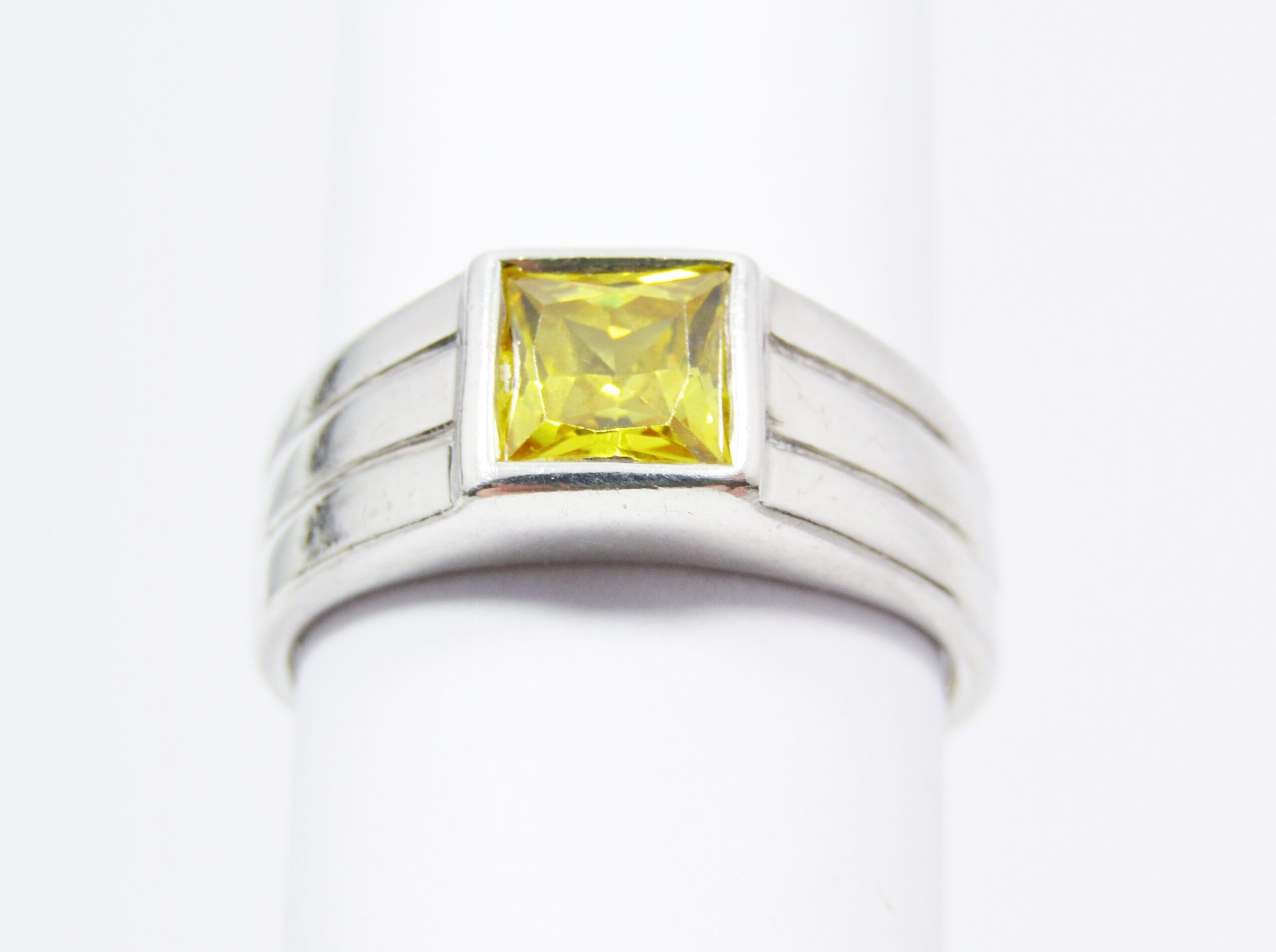 A Lovely Yellow Stone Ring in Sterling Silver.