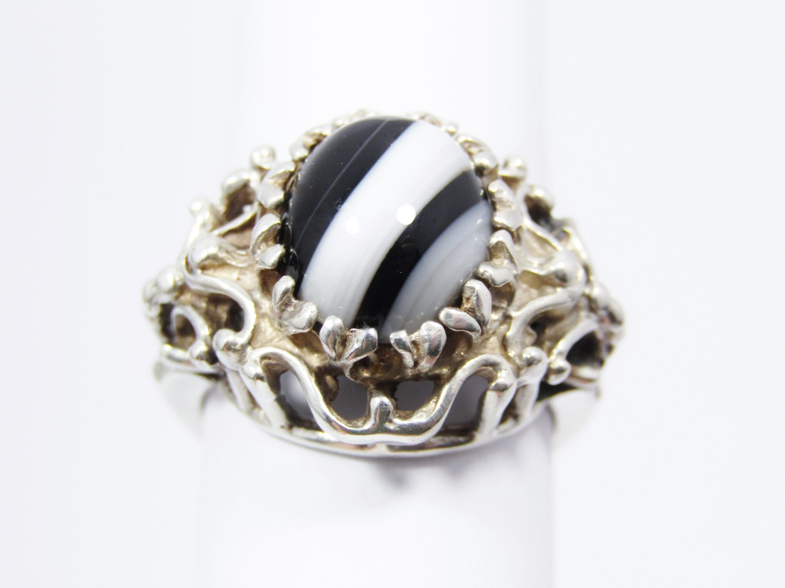 A Stunning Chunky Vintage Design Ring With a Banded Onyx Stone in Sterling Silver.