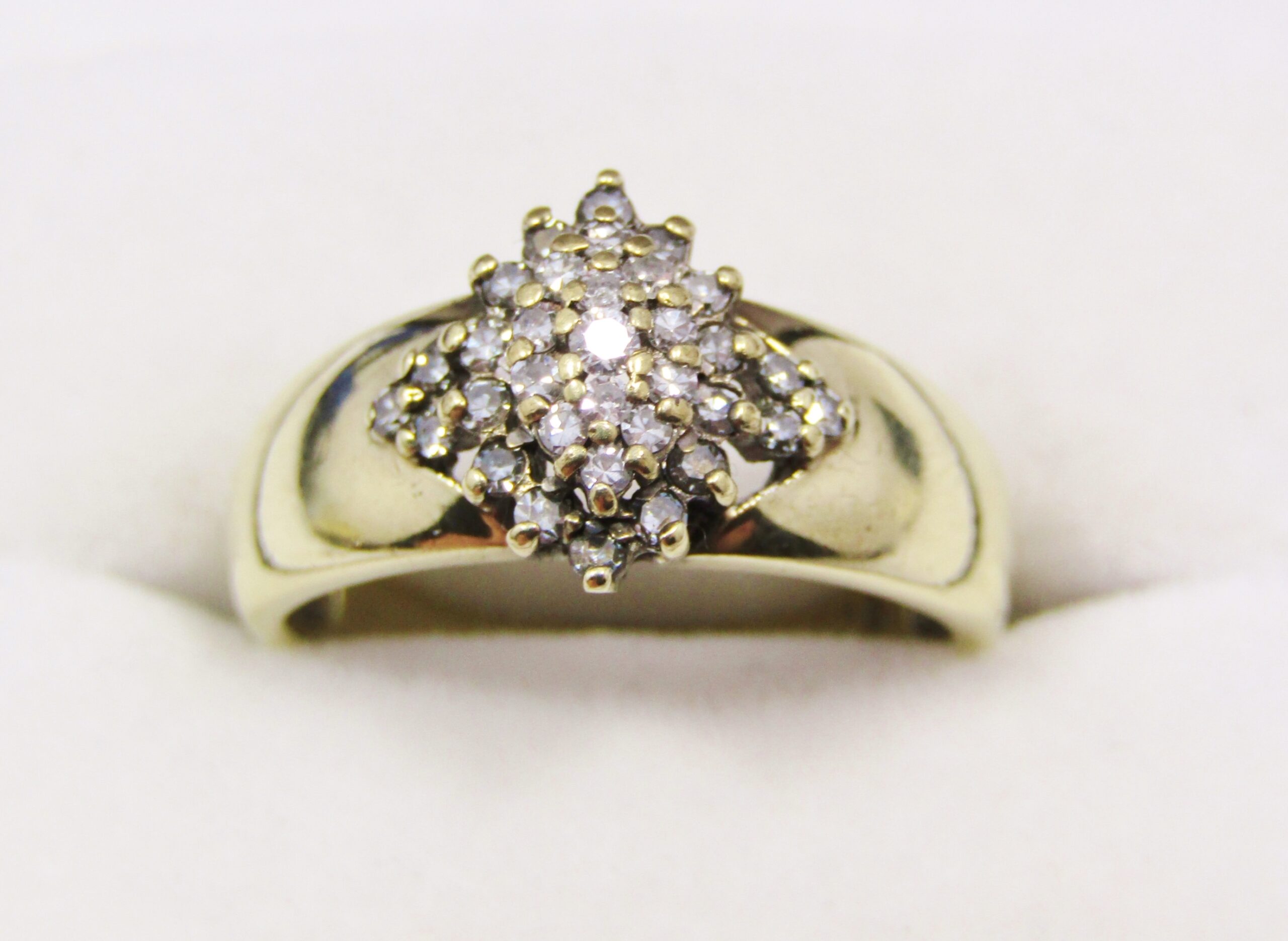 Lovely 9CT Gold & Diamond Cluster Ring
