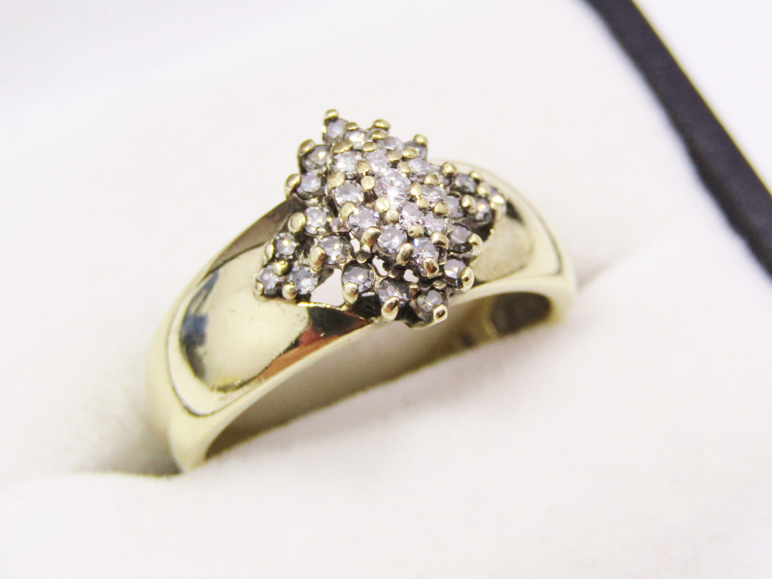 Lovely 9CT Gold & Diamond Cluster Ring