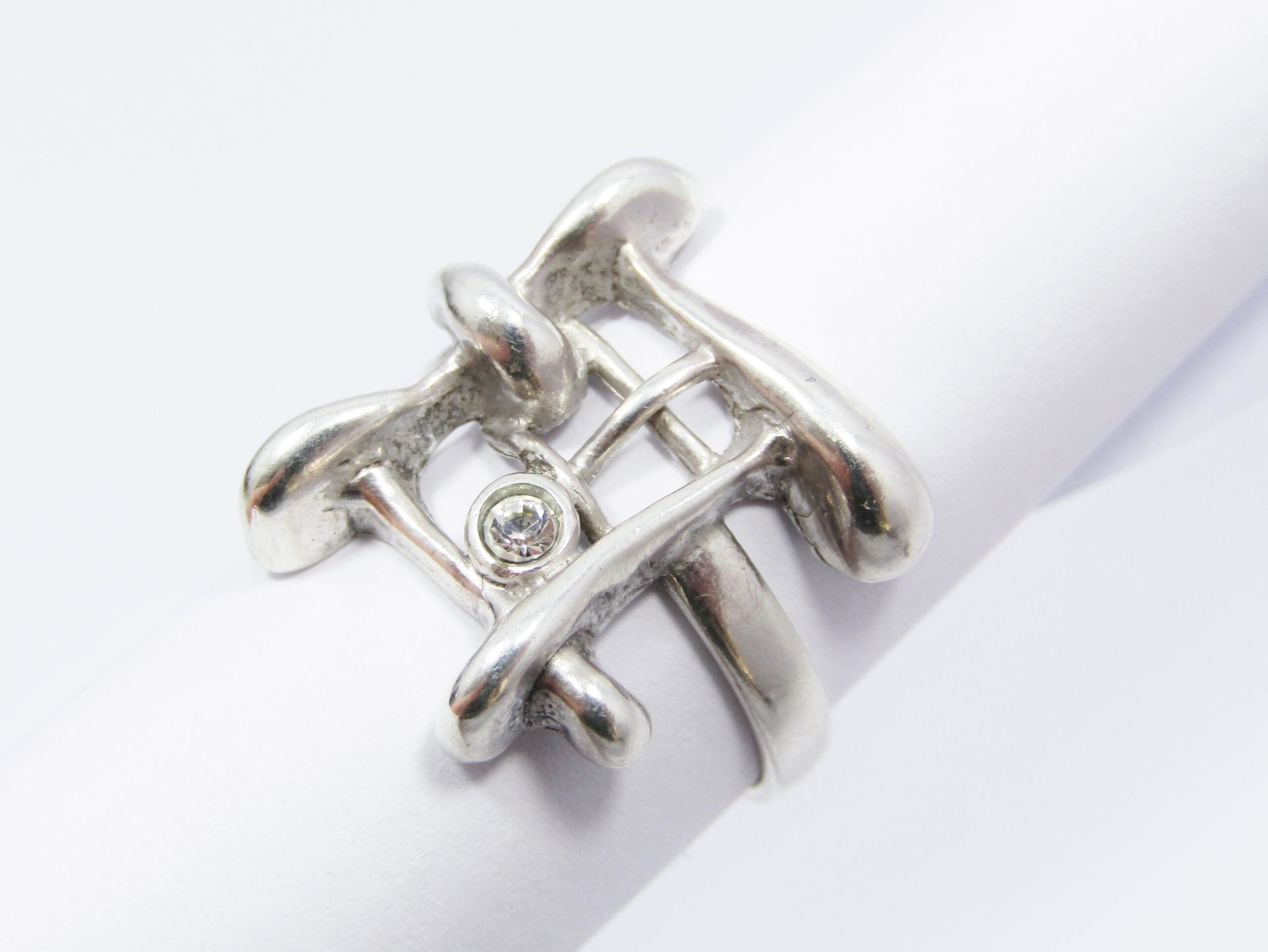 A Lovely Abstract Design Ring With a Clear Stone in Sterling Silver.