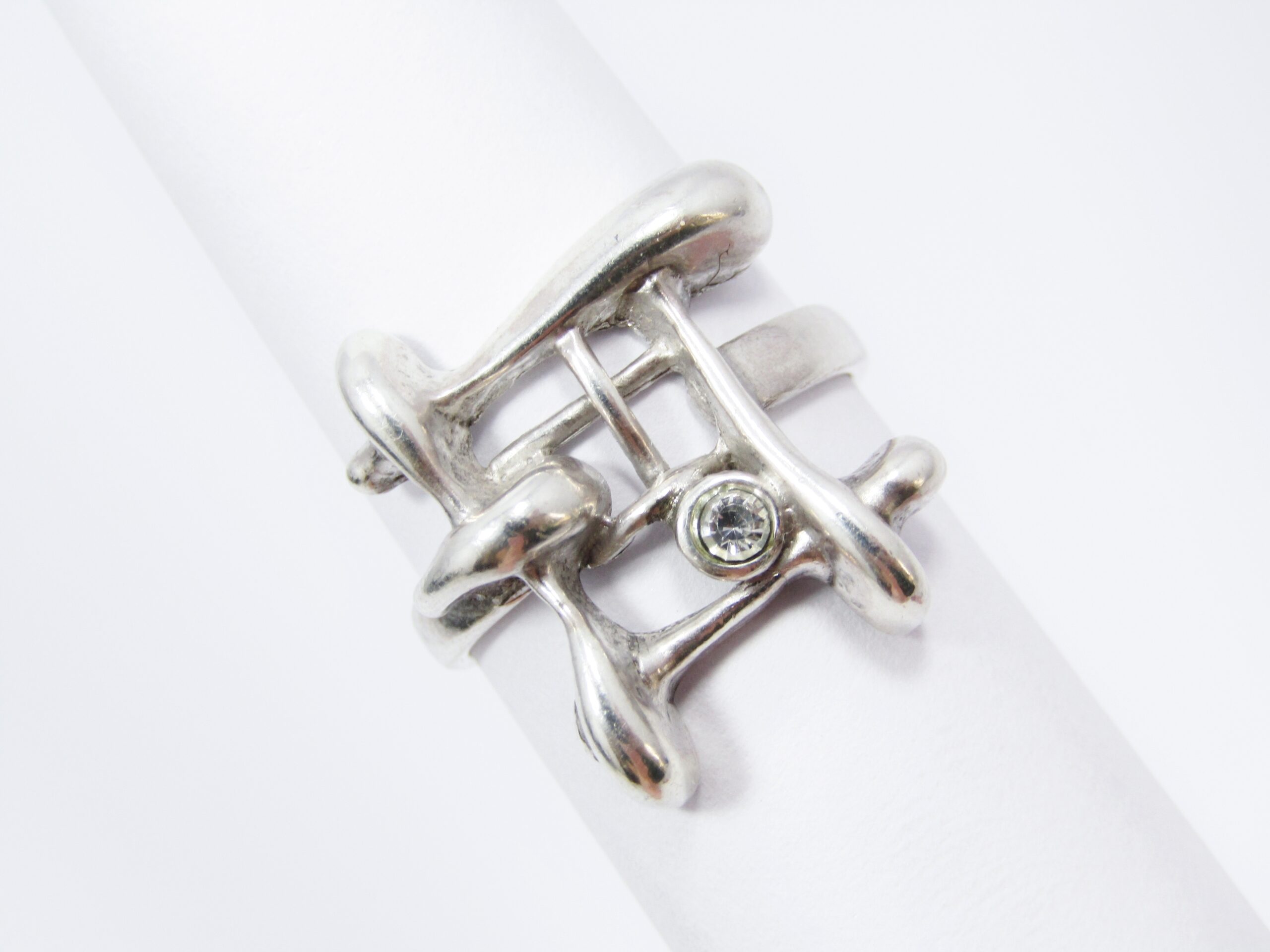 A Lovely Abstract Design Ring With a Clear Stone in Sterling Silver.