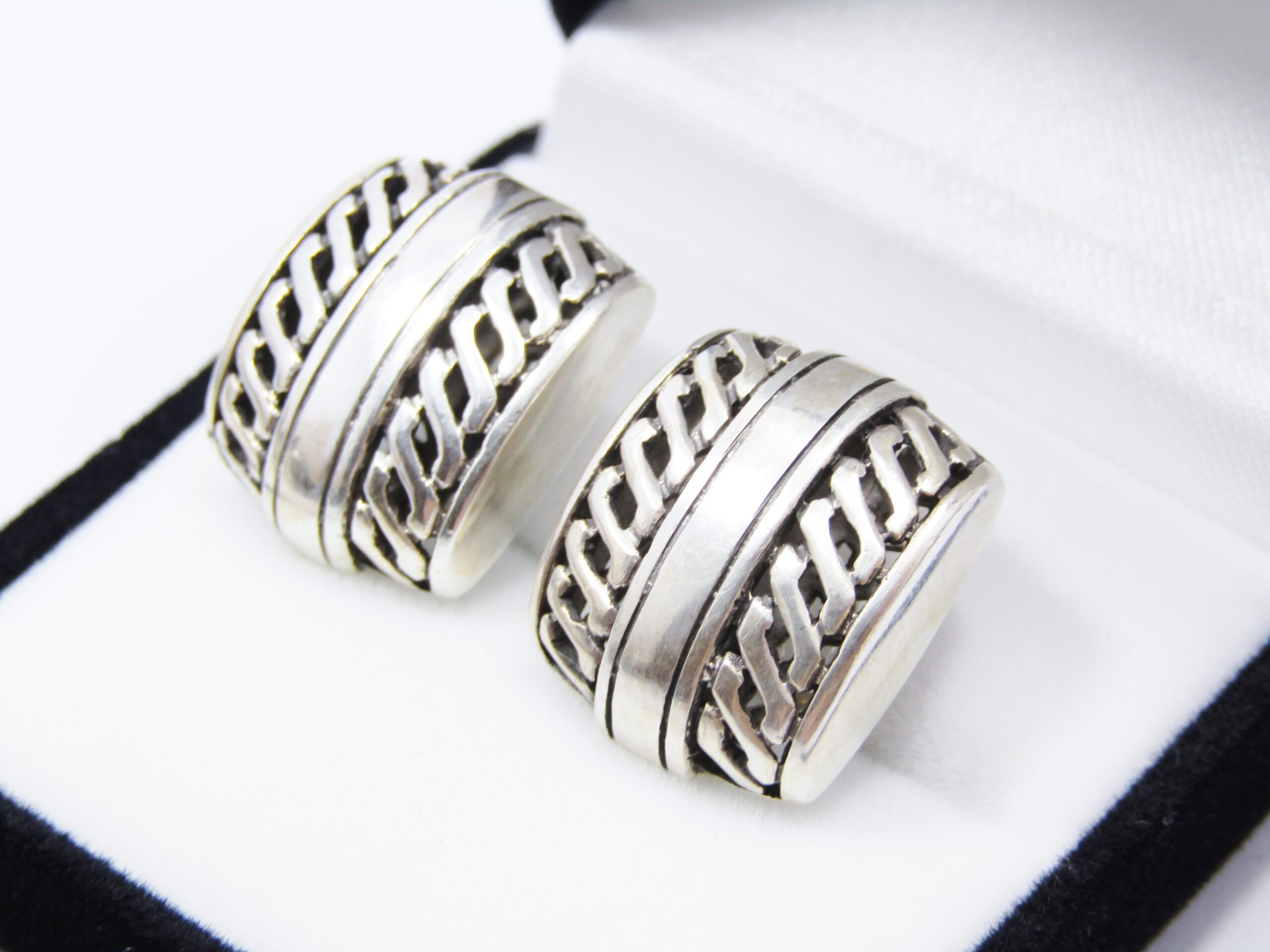 A Gorgeous Pair of Stud Earrings in Sterling Silver.