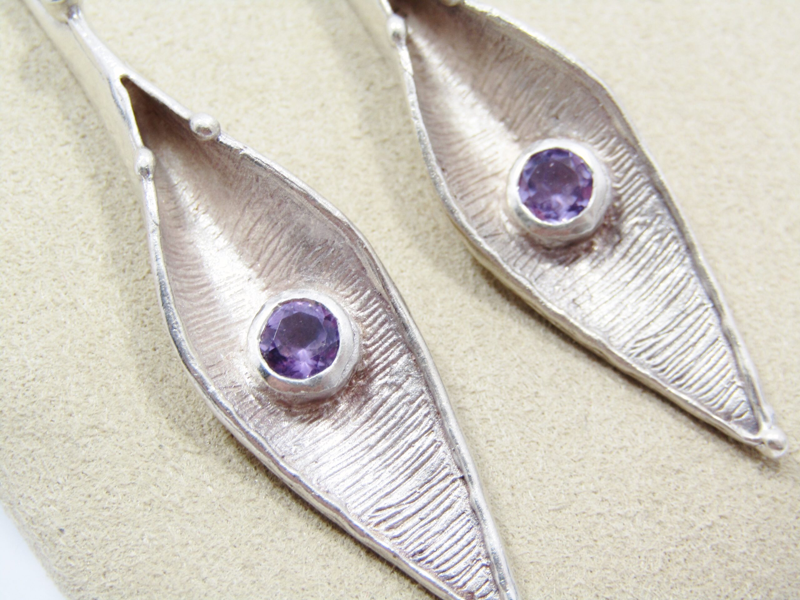 A Gorgeous Pair of Arum Lilly Design Dangling Earrings Set With Amethysts and Peridot Gemstones in Sterling Silver