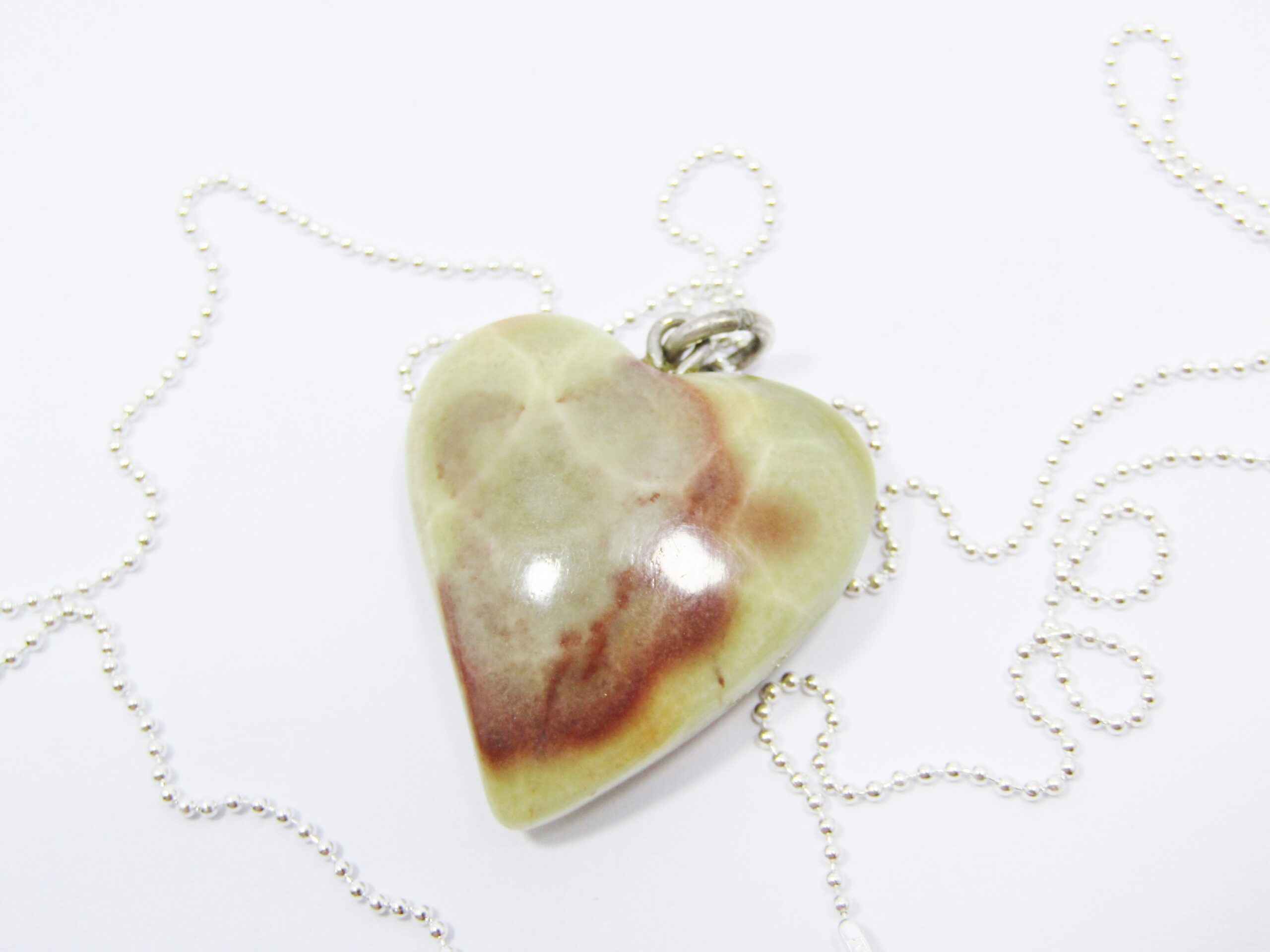 A Lovely Agate Heart Pendant on Chain in Sterling Silver.