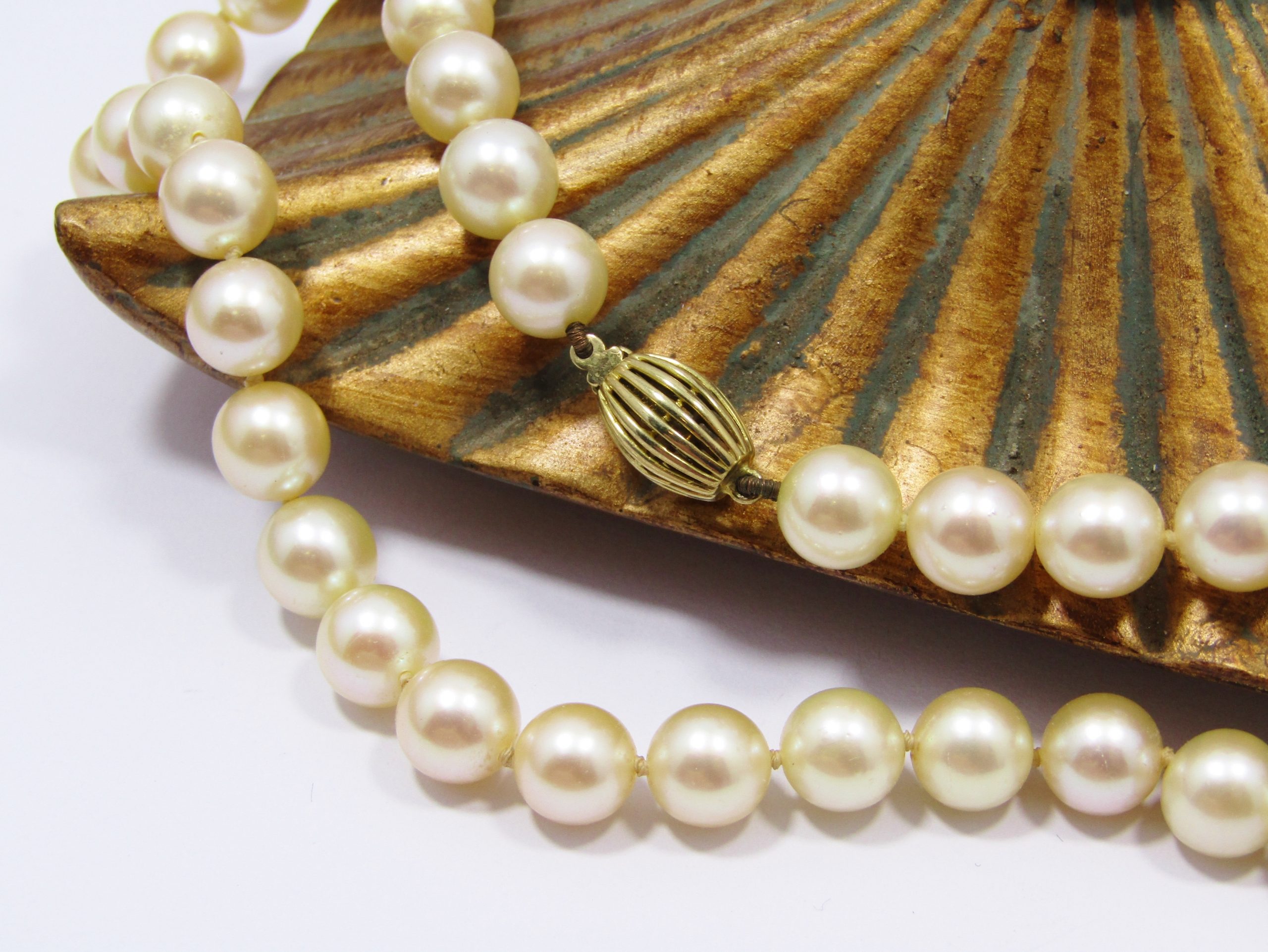 Exquisite! Vintage Pearl Necklace with Gold Clasp