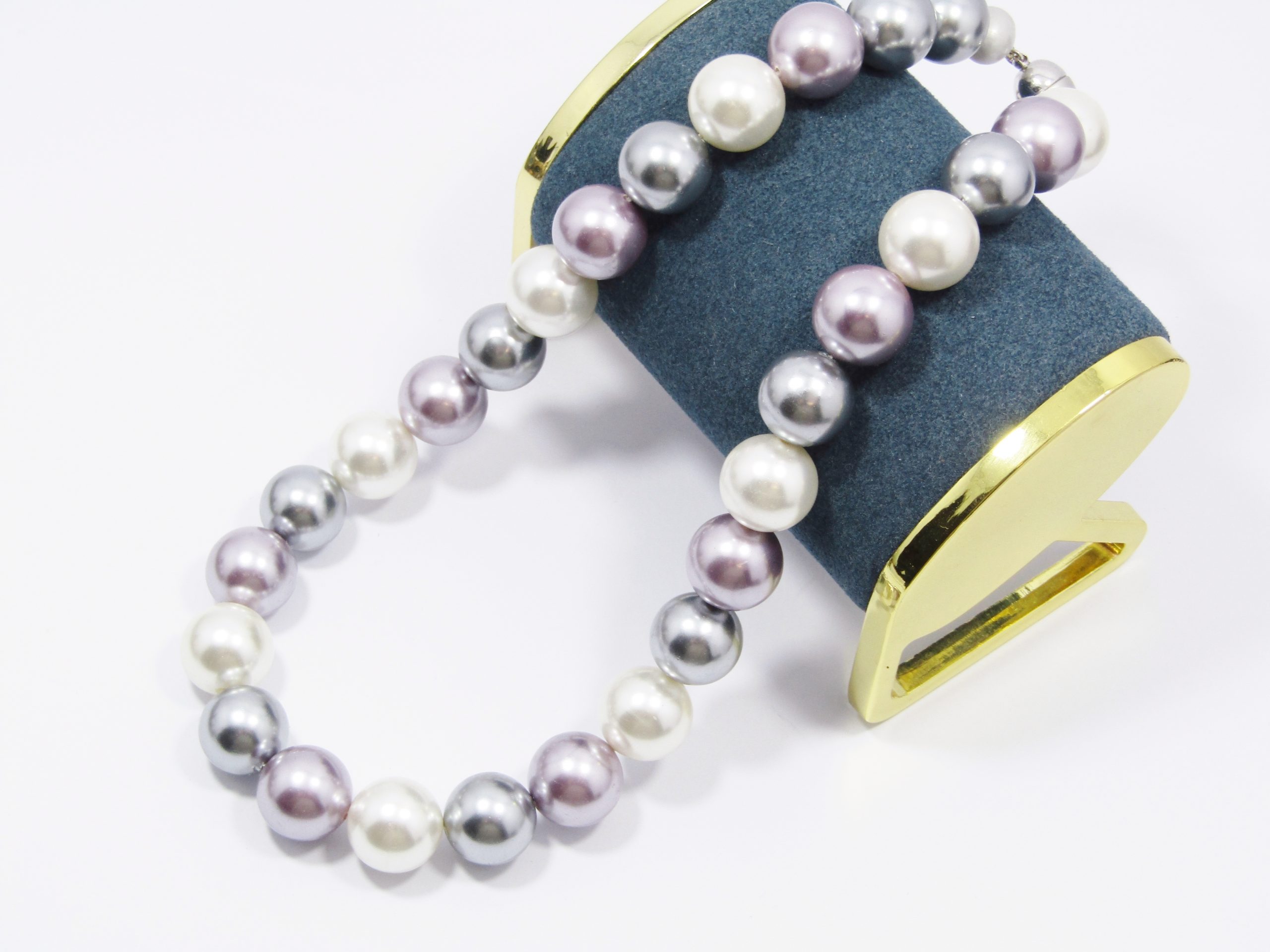 A Gorgeous Silver Tone Shell Pastel Pearl Necklace