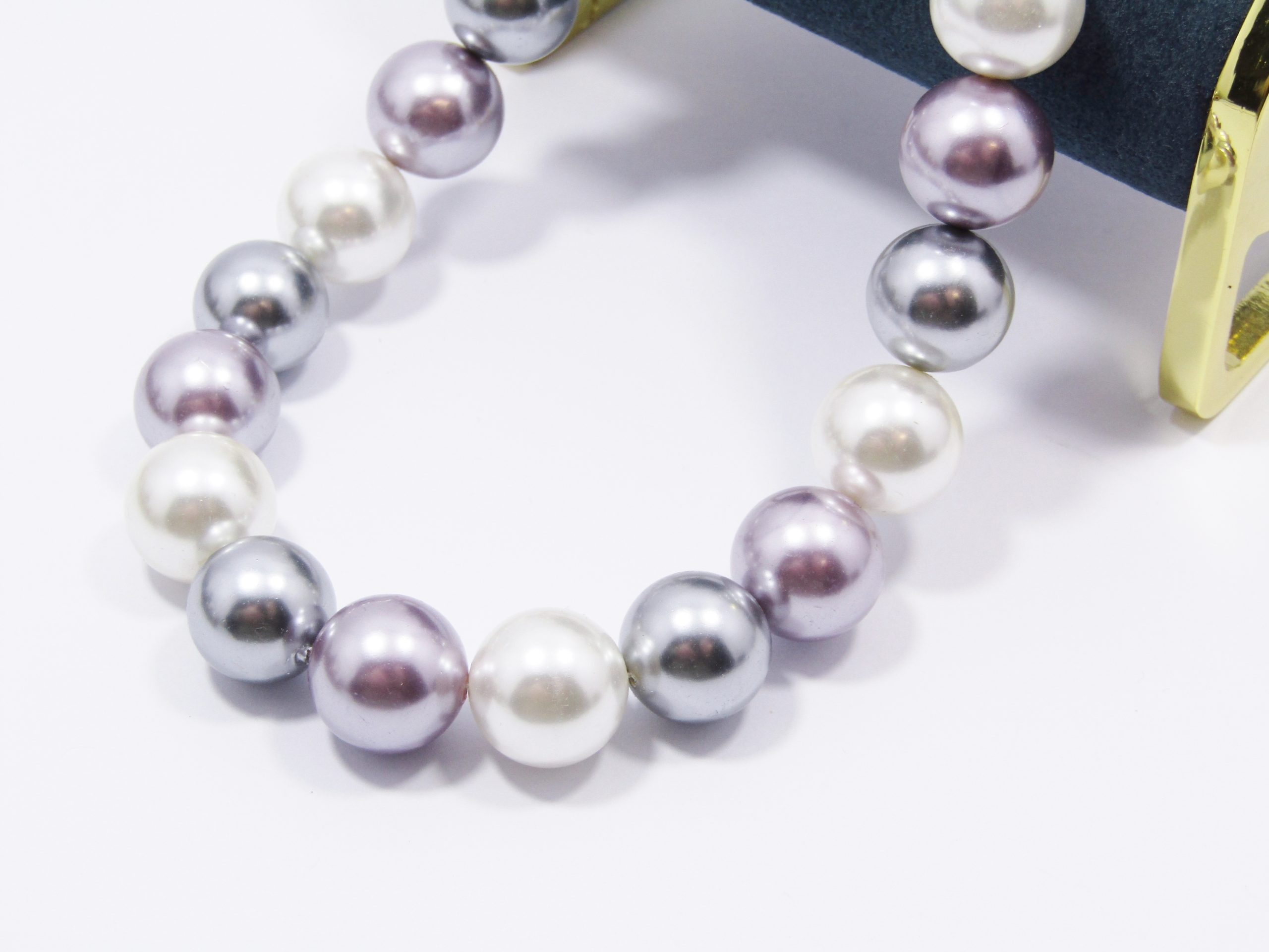 A Gorgeous Silver Tone Shell Pastel Pearl Necklace