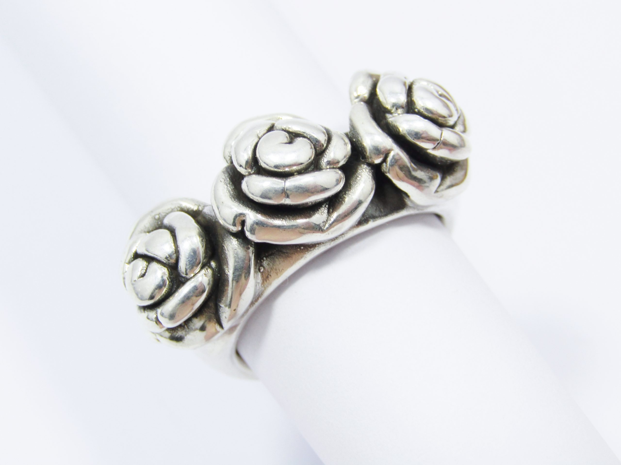 A Stunning Hollow Design Flower Ring in Sterling Silver.