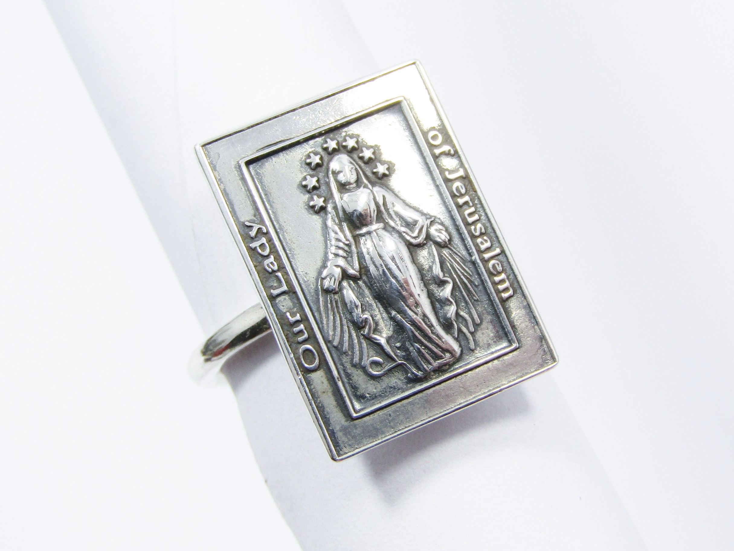 A Very Pretty Madonna Ring in Sterling Silver.
