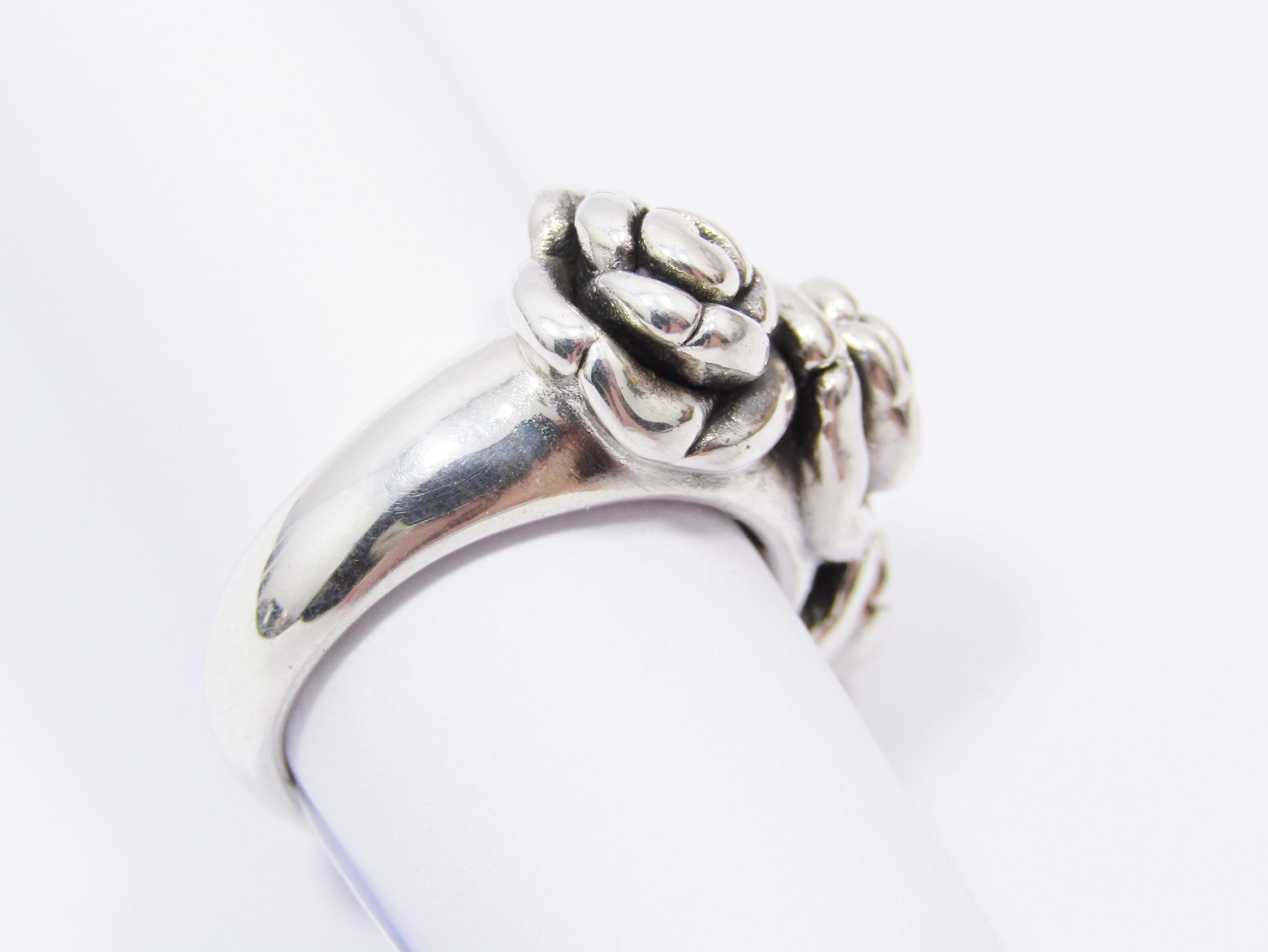 A Stunning Hollow Design Flower Ring in Sterling Silver.