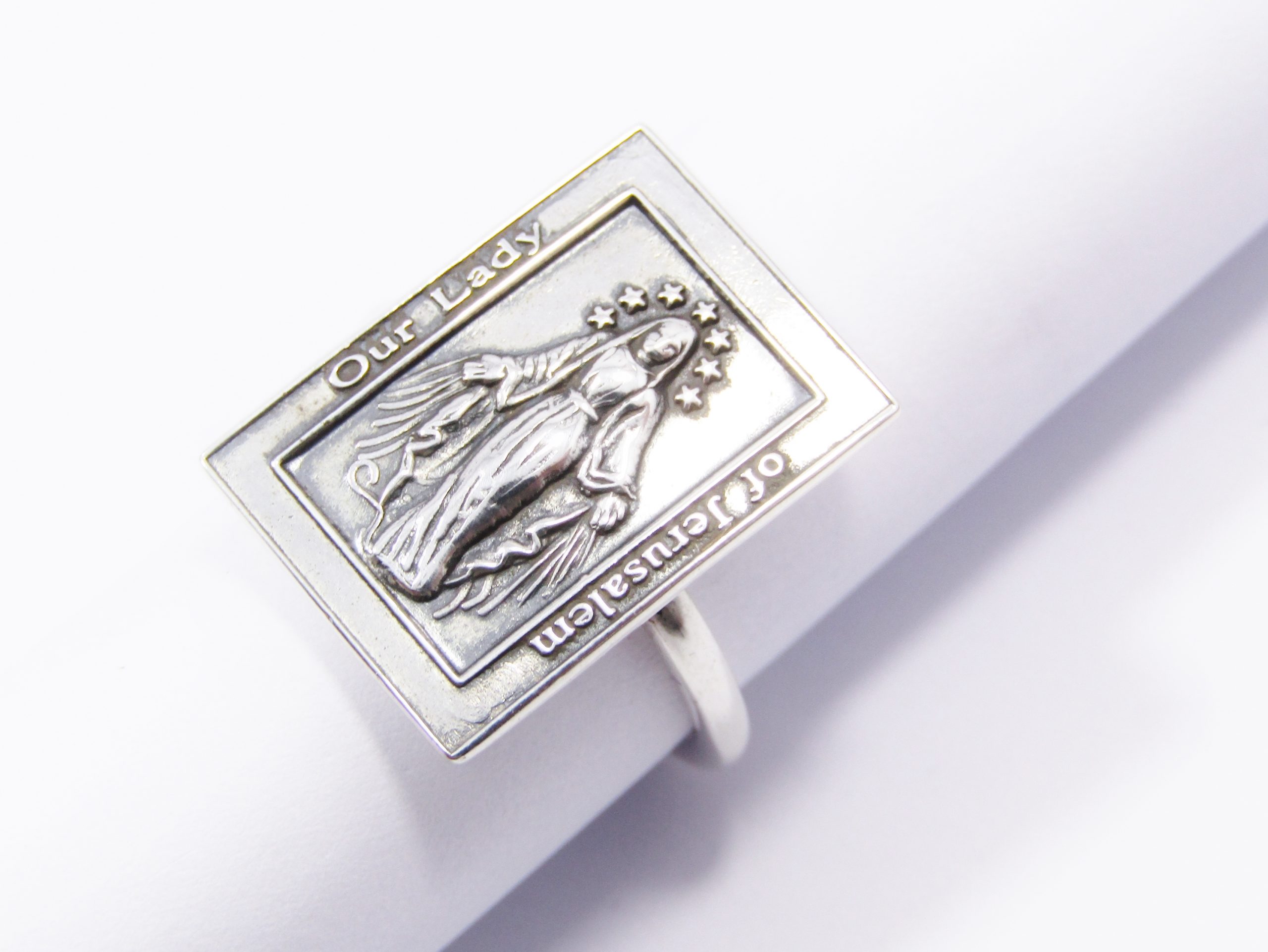 A Very Pretty Madonna Ring in Sterling Silver.