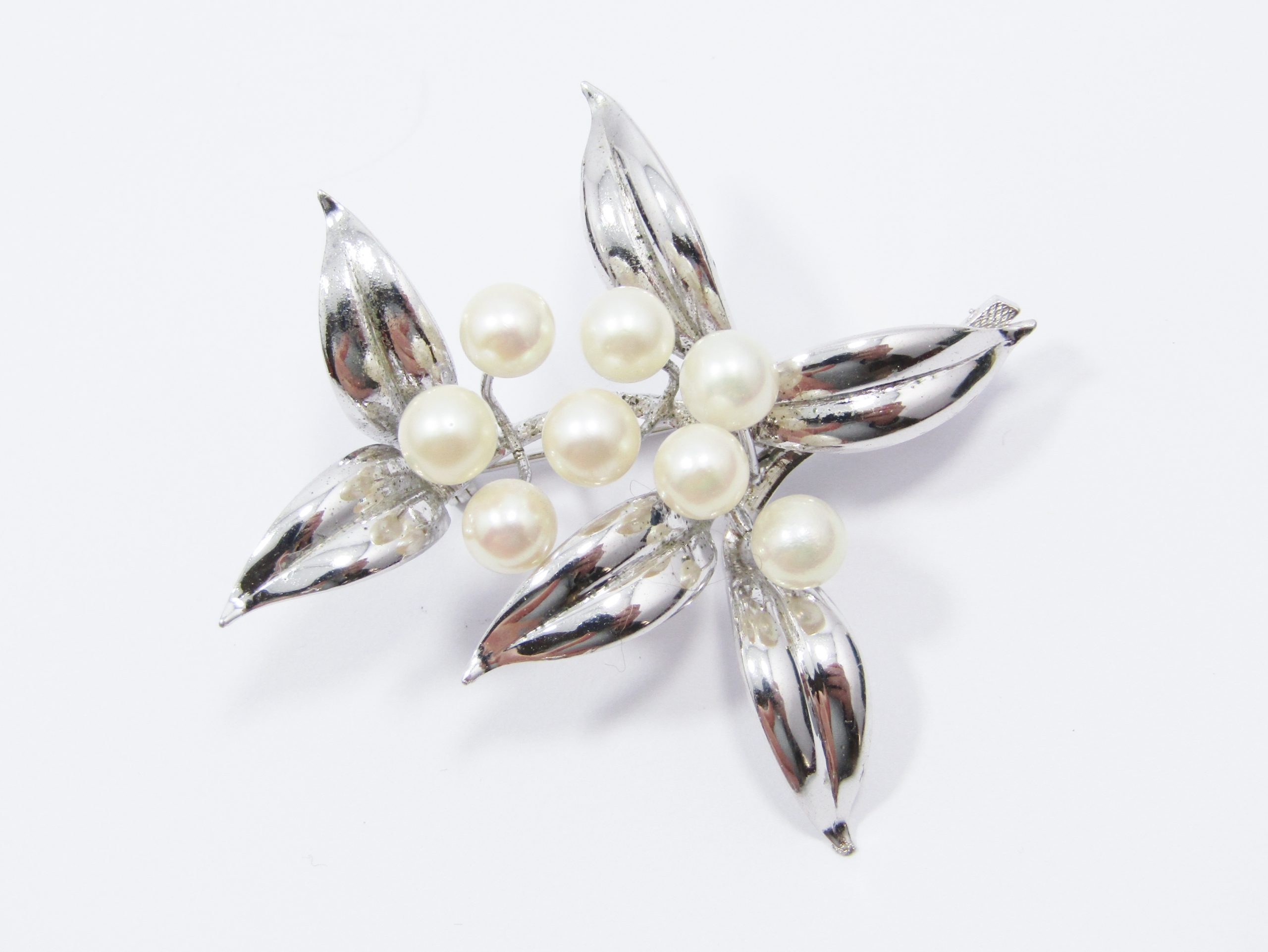 A Really Beautiful Akoya Pearl Brooch in Sterling Silver
