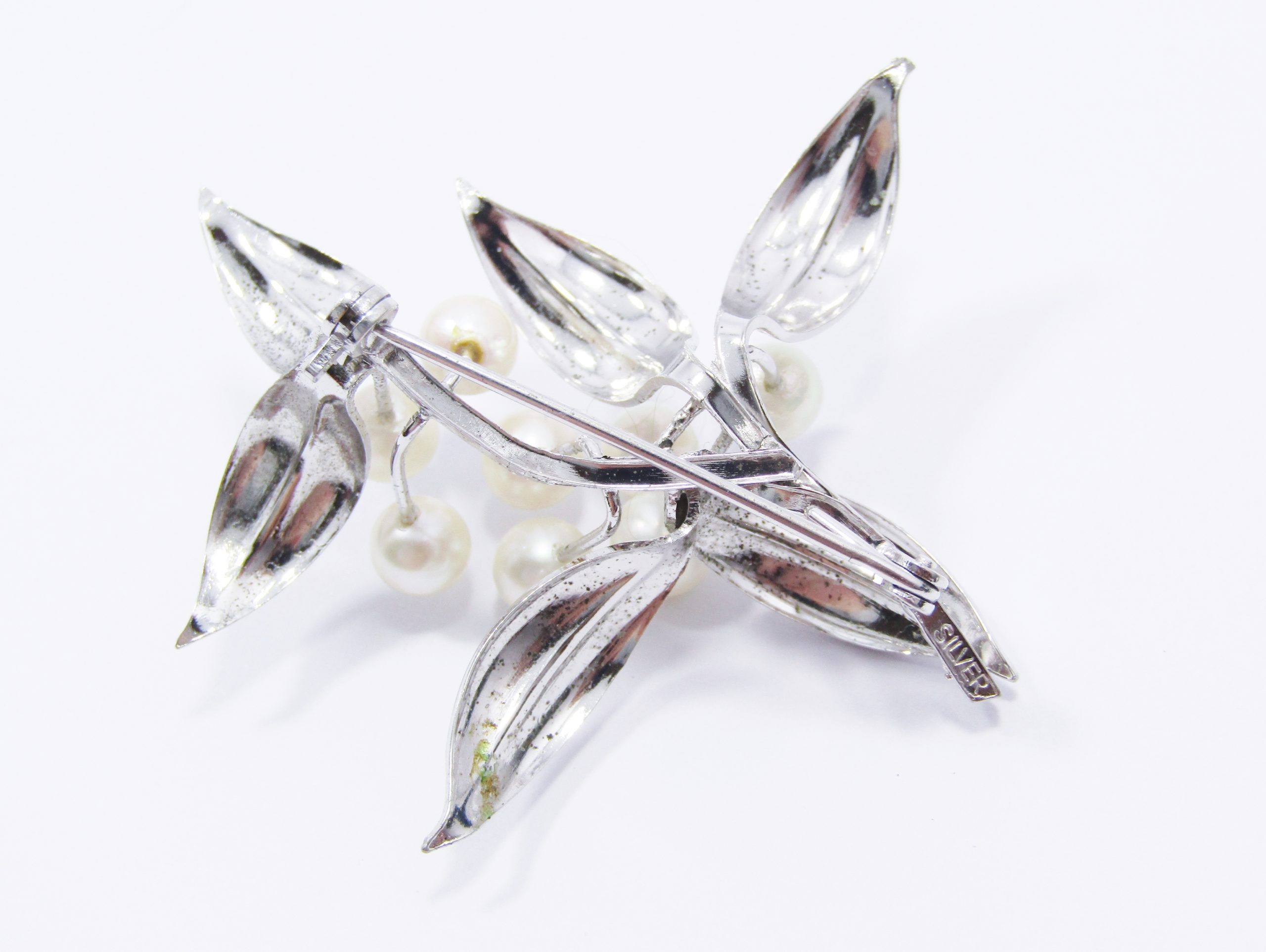 A Really Beautiful Akoya Pearl Brooch in Sterling Silver
