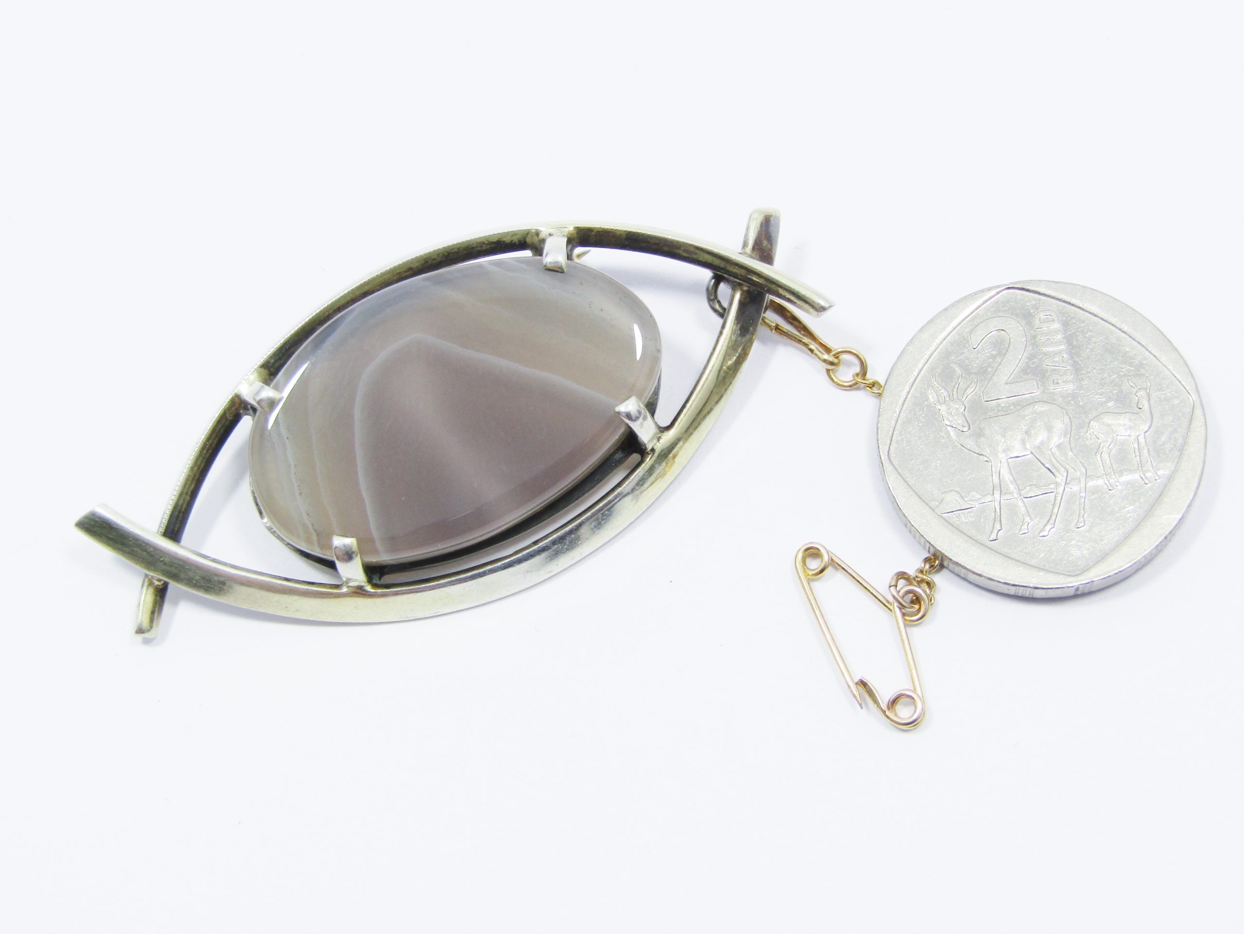 A Gorgeous Vintage Design Brooch a huge Agate Stone in Sterling Silver