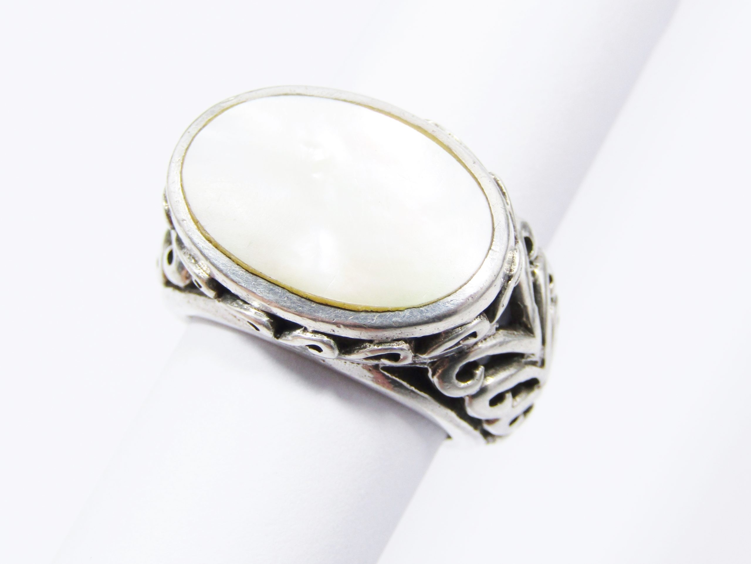 A Gorgeous Oval Mother of Pearl Ring in Sterling Silver.