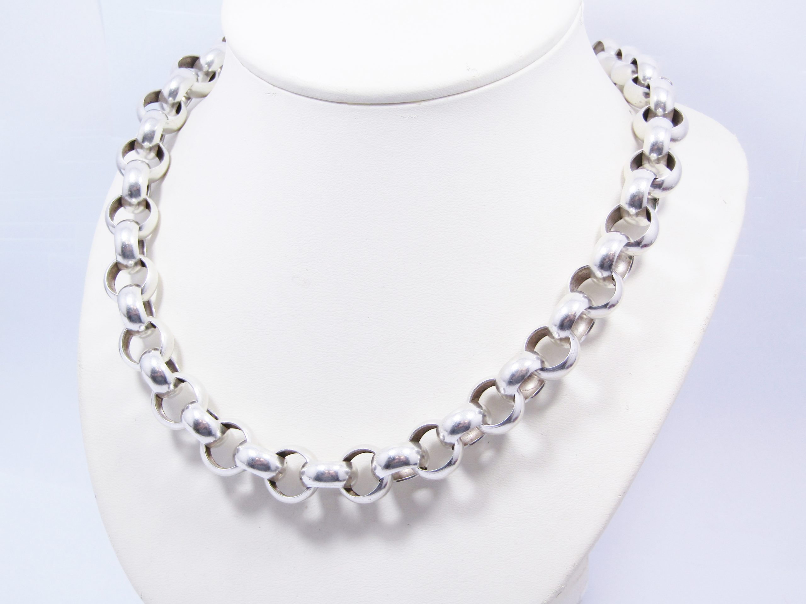 A Gorgeous Chunky Belcher Necklace with a T bar Clasp in Sterling Silver