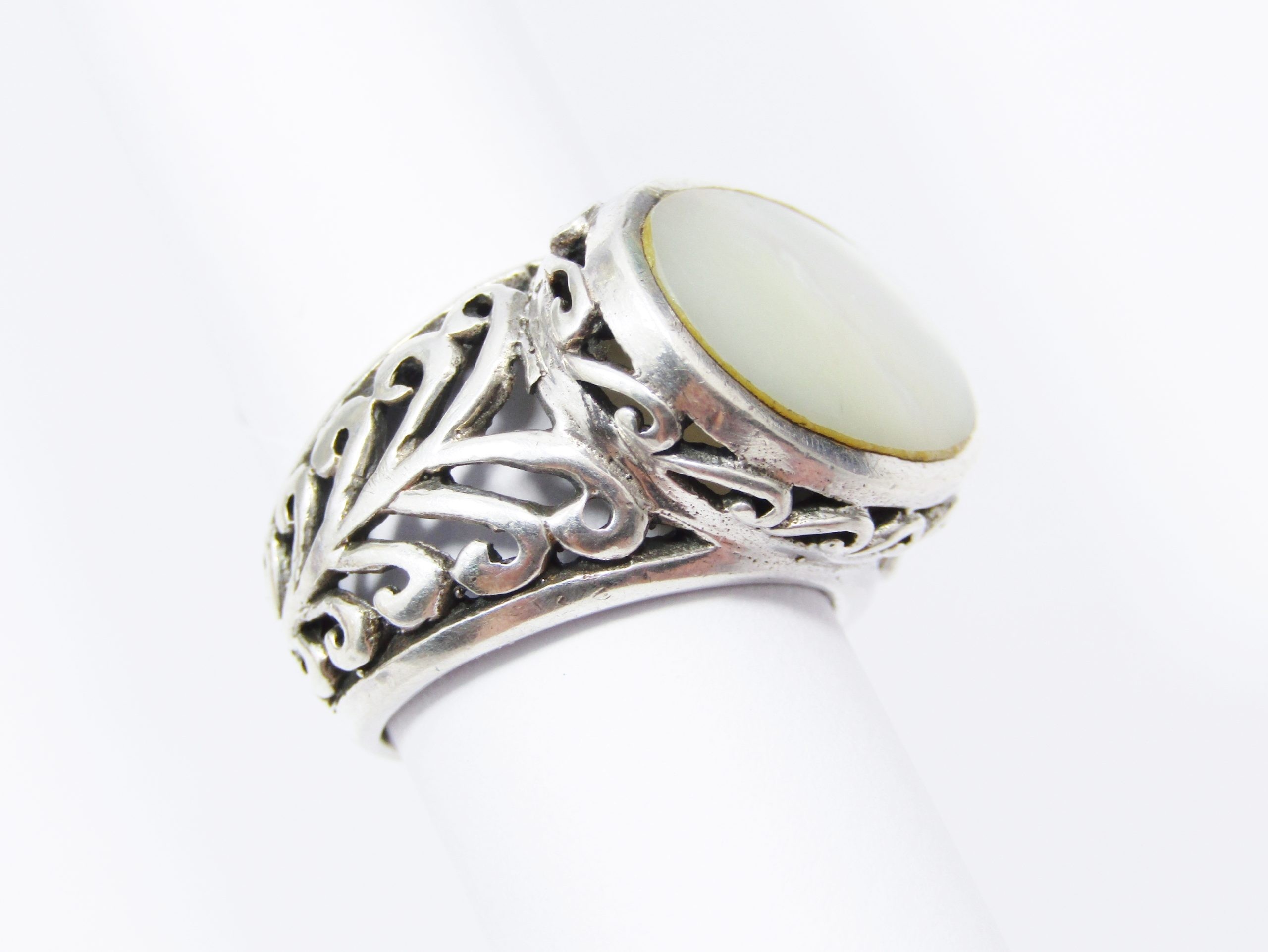 A Gorgeous Oval Mother of Pearl Ring in Sterling Silver.