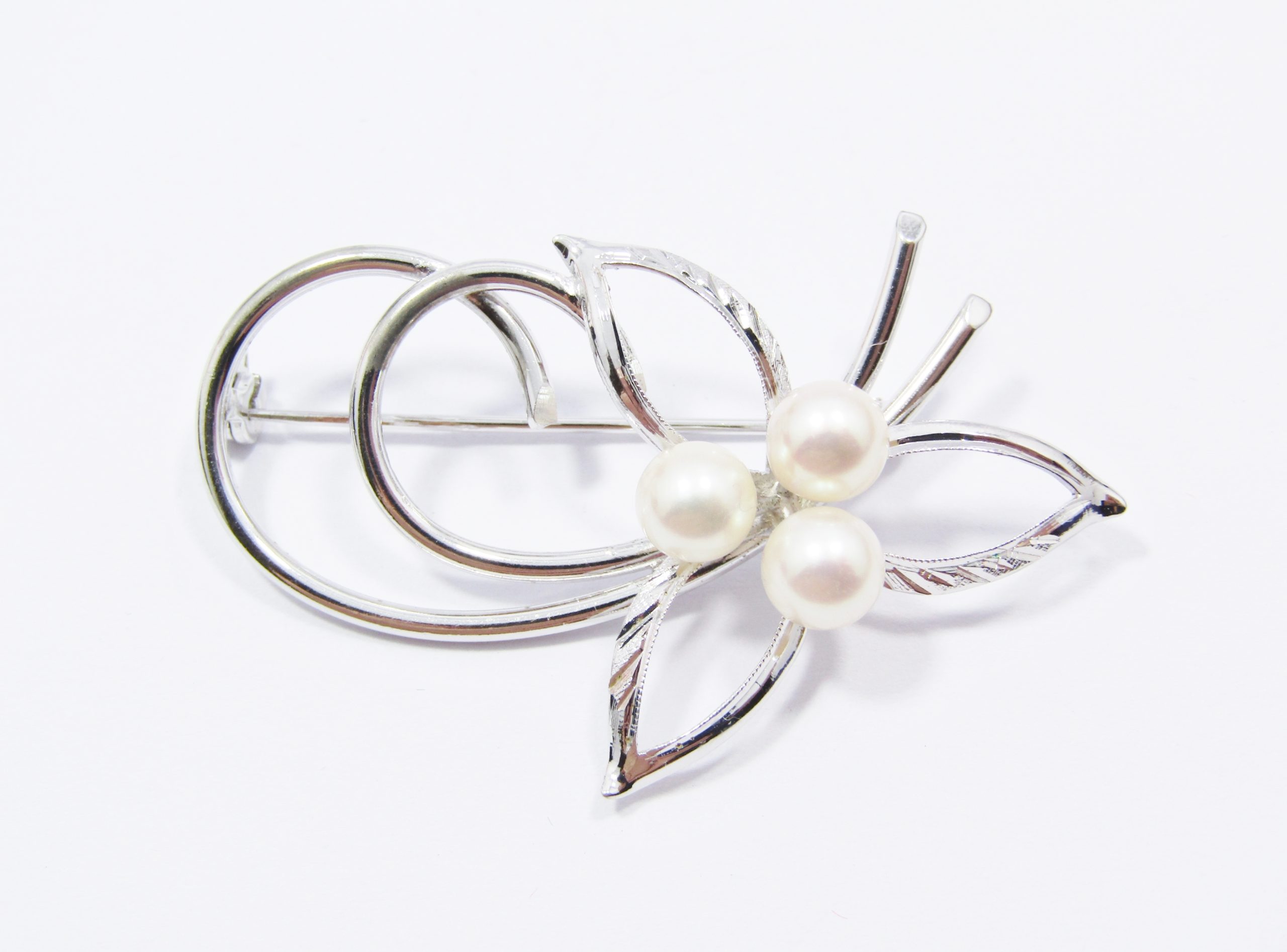 A Stunning Akoya Pearl Brooch in Sterling Silver