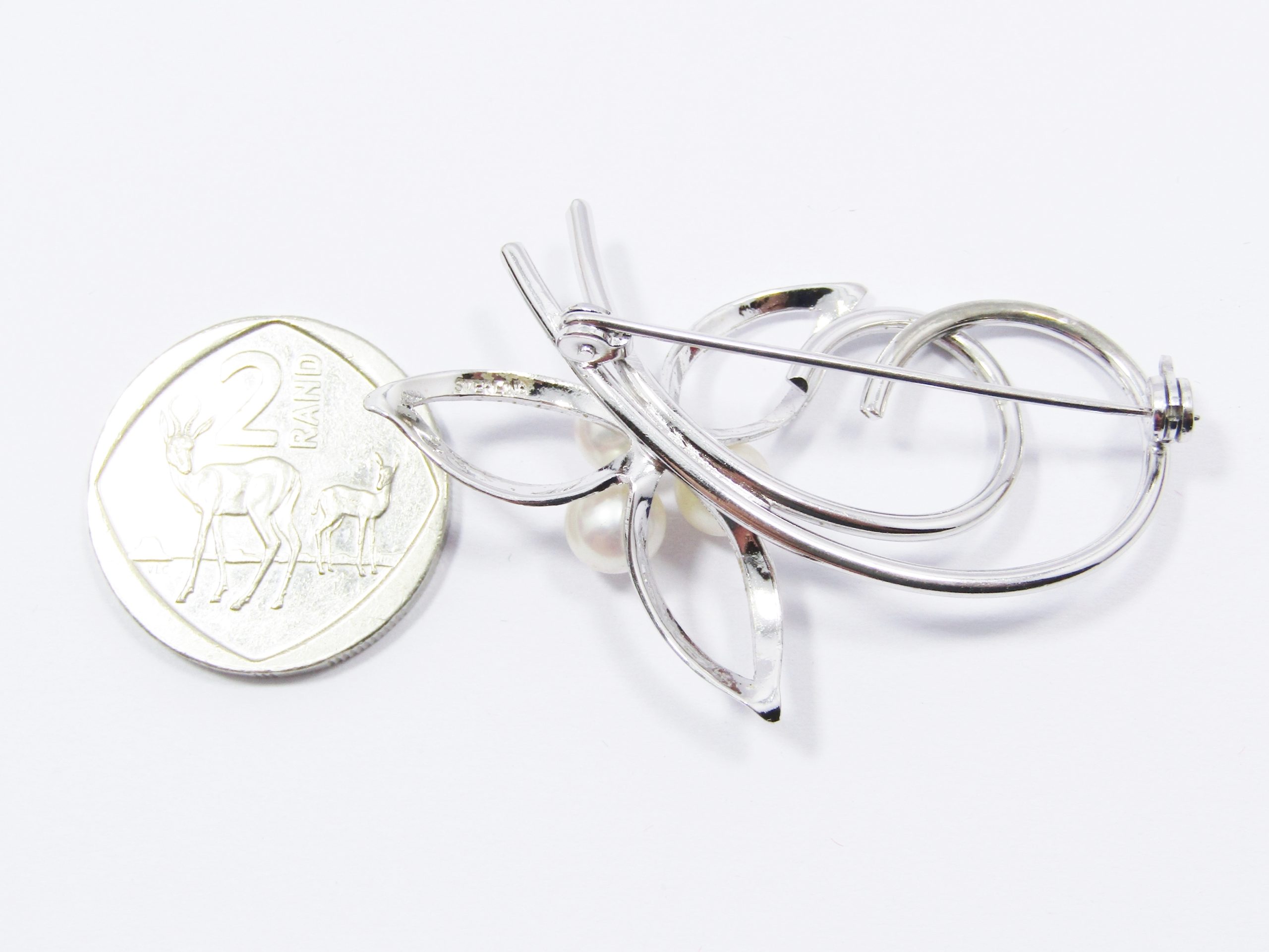 A Stunning Akoya Pearl Brooch in Sterling Silver