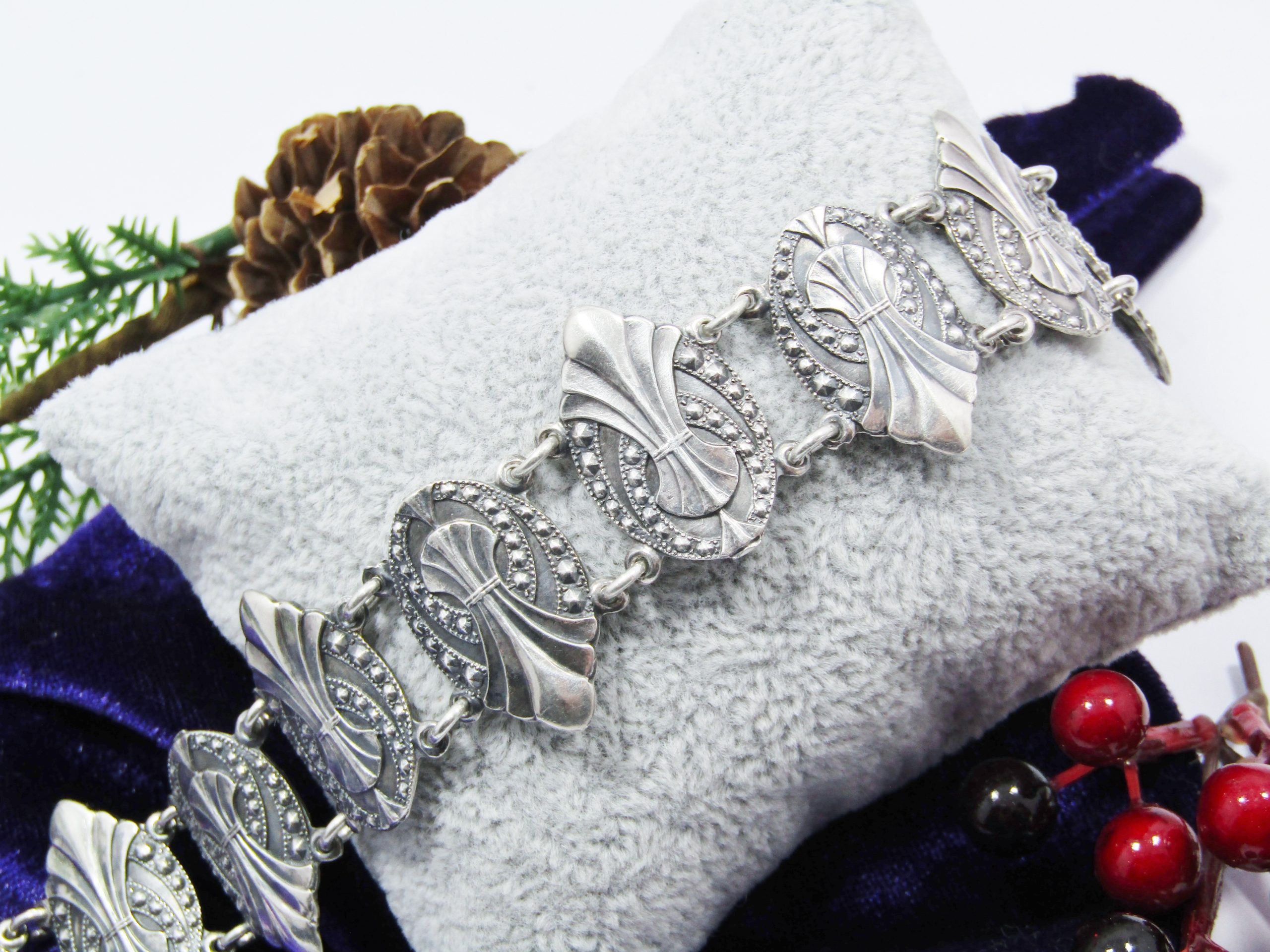 A Gorgeous Mari-Lou Style Detailed Bracelet in Sterling Silver