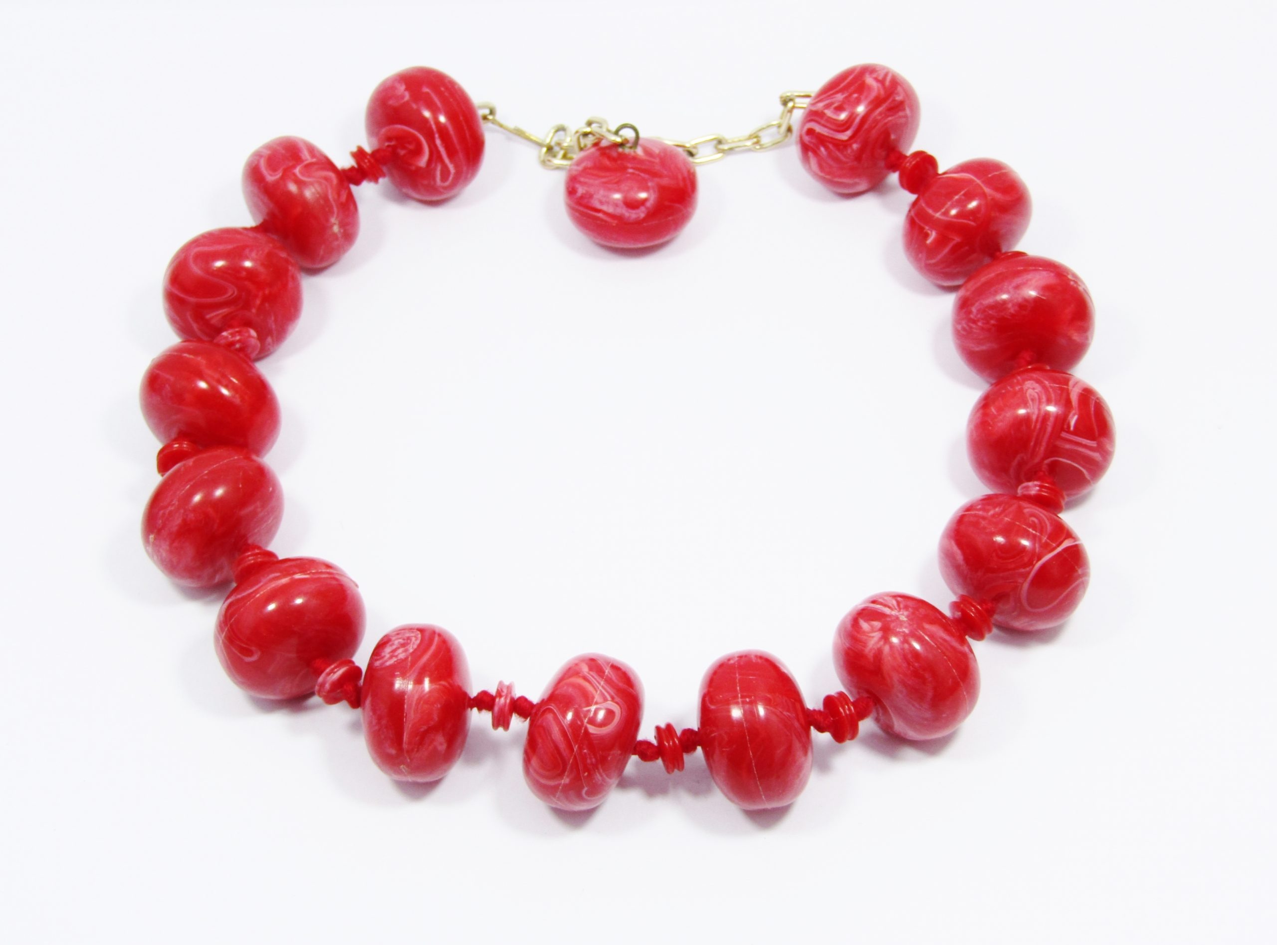 A Gorgeous Large Resin Pink and Red Marbled ball necklace in a gold tone