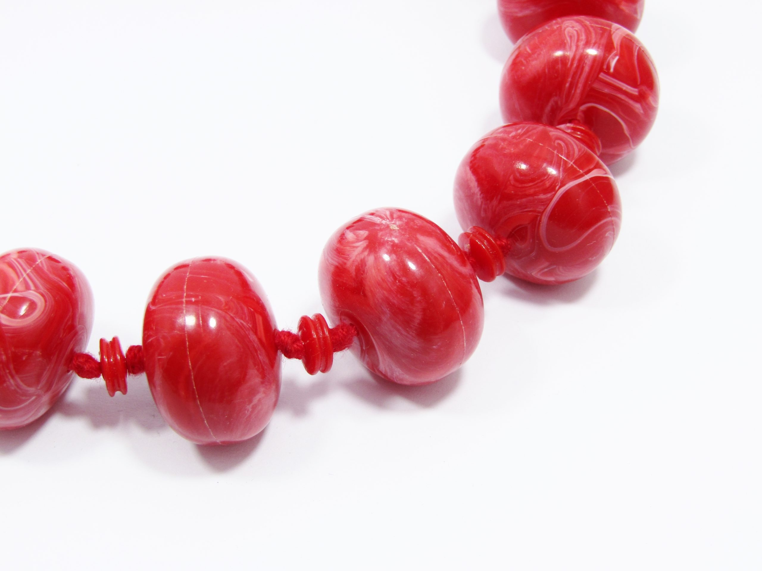 A Gorgeous Large Resin Pink and Red Marbled ball necklace in a gold tone