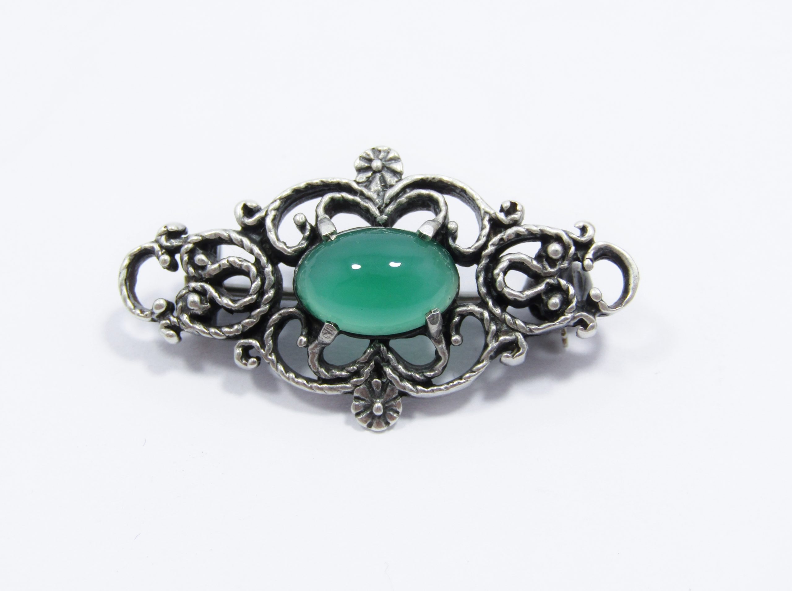 A Very Pretty Green Stone Vintage Design Brooch in Sterling Silver