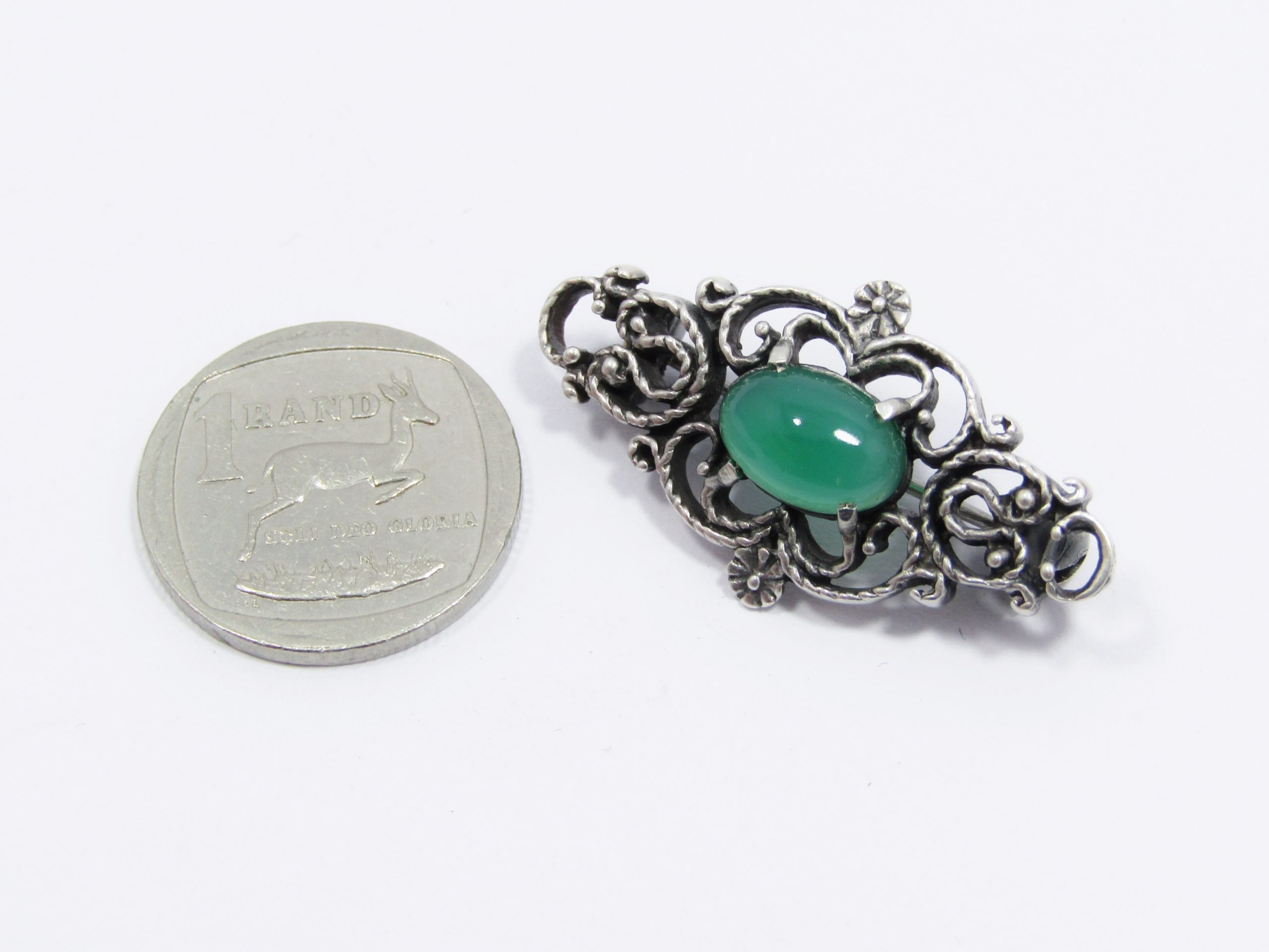 A Very Pretty Green Stone Vintage Design Brooch in Sterling Silver