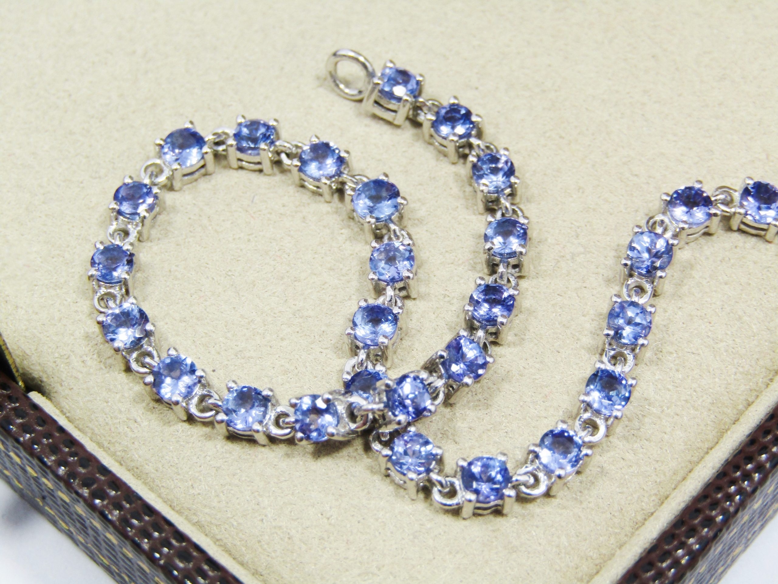 Stunning! 9CT White Gold & 3CTW Tanzanite Tennis Bracelet