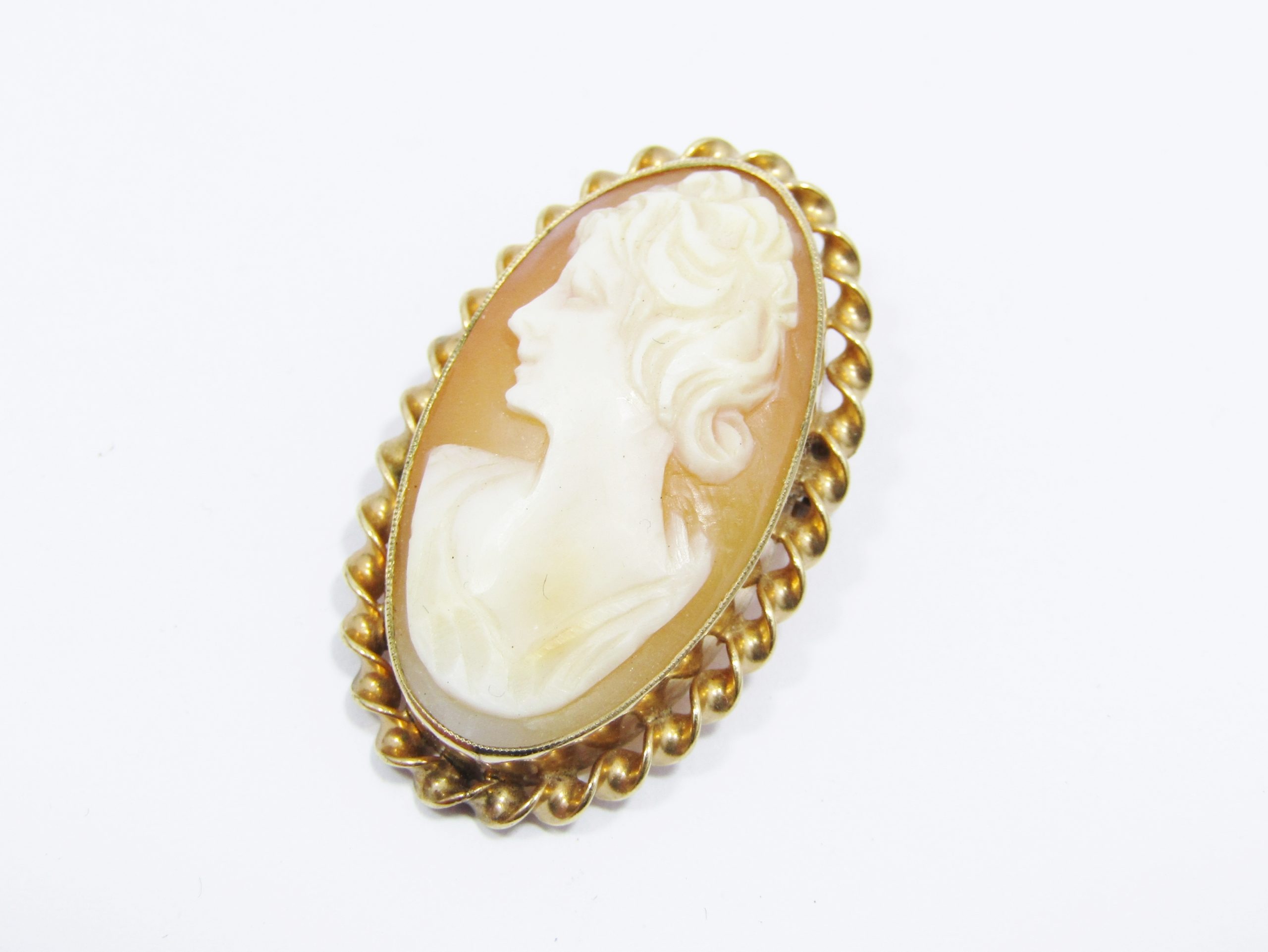 A Stunning Gold Filled Carved Vintage Cameo Pendant / Brooch