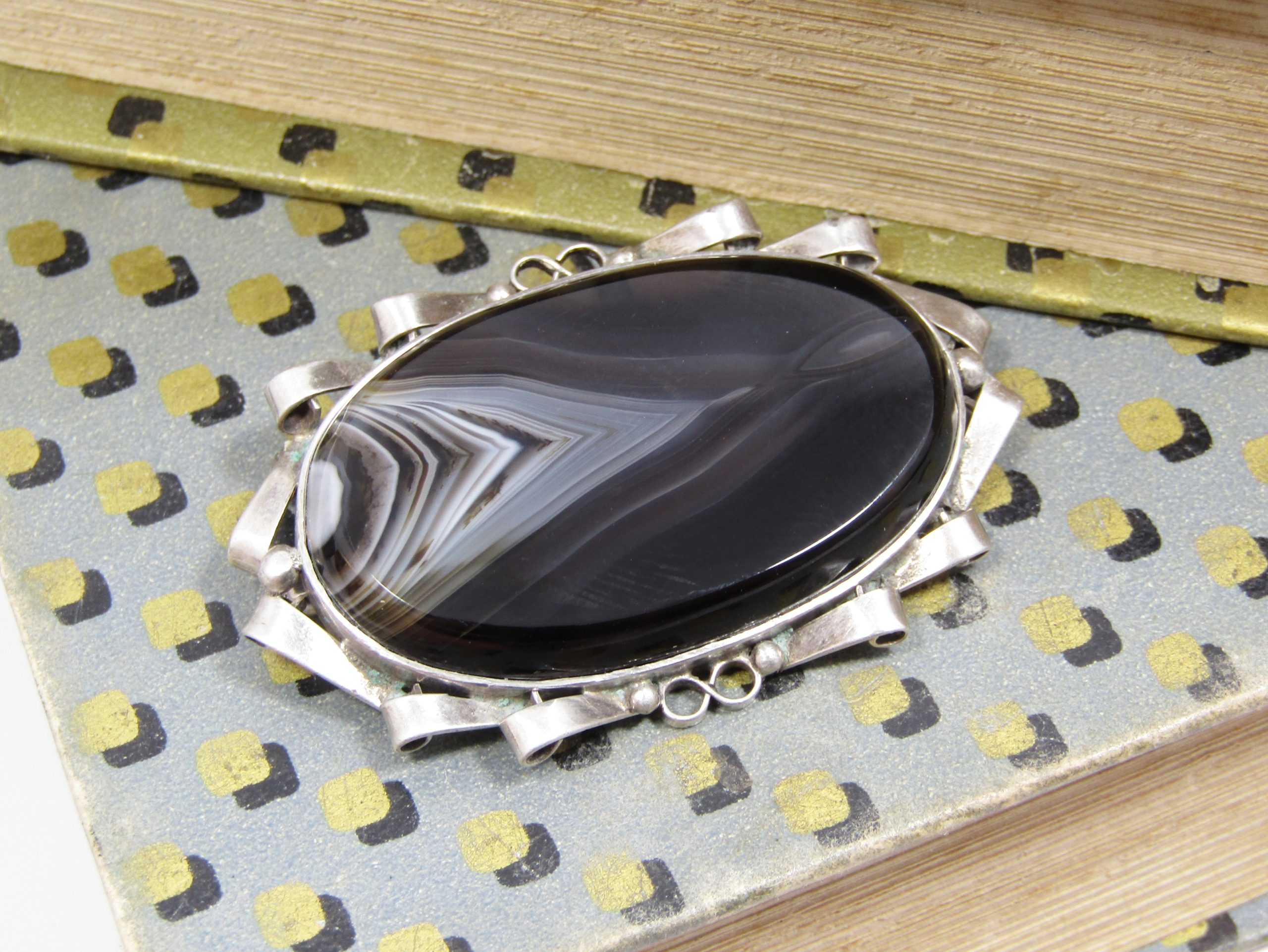 A Stunning Large Agate Brooch / Pendant in Sterling Silver