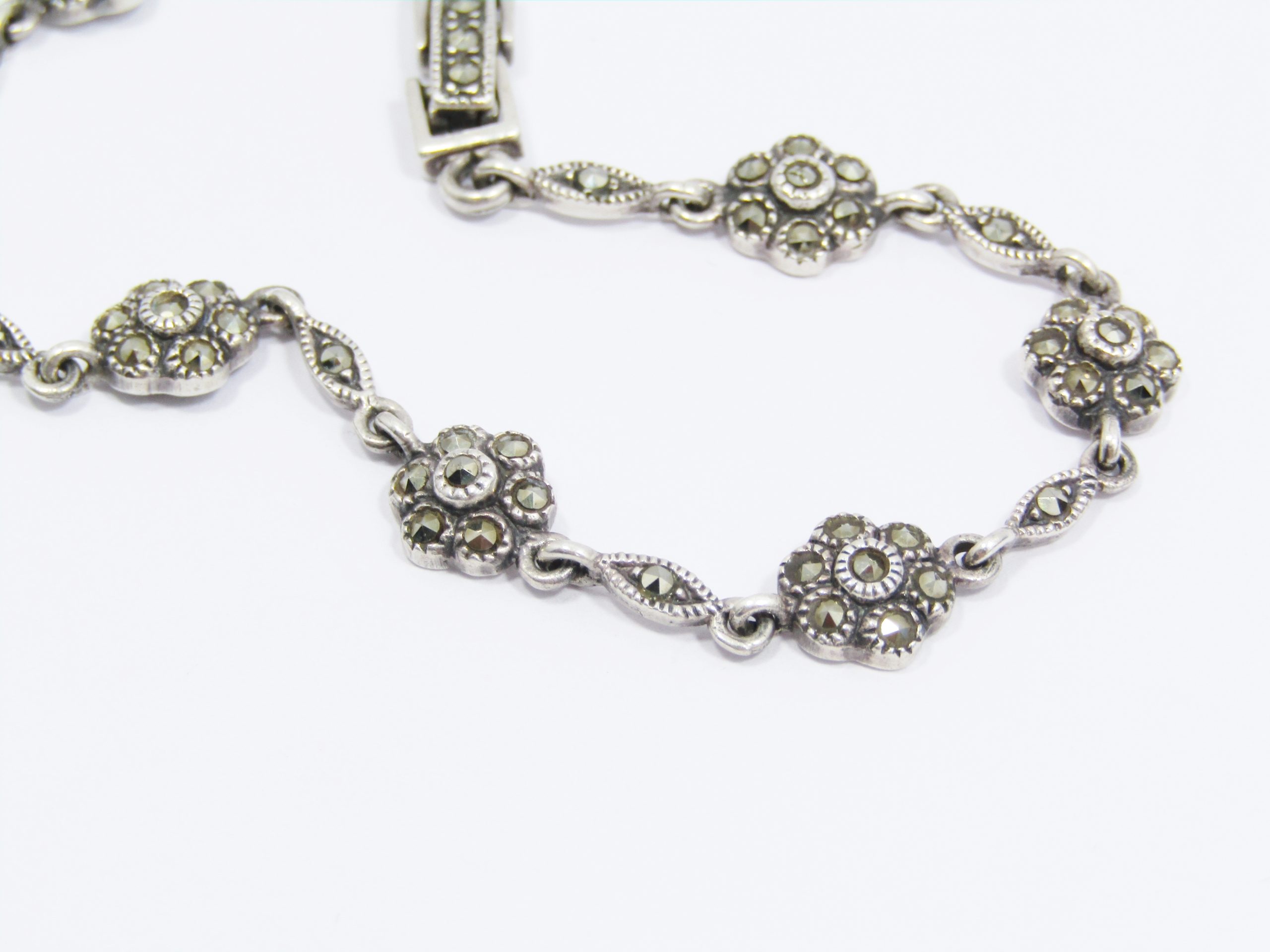 A Beautiful Vintage Marcasite Bracelet in Sterling Silver.