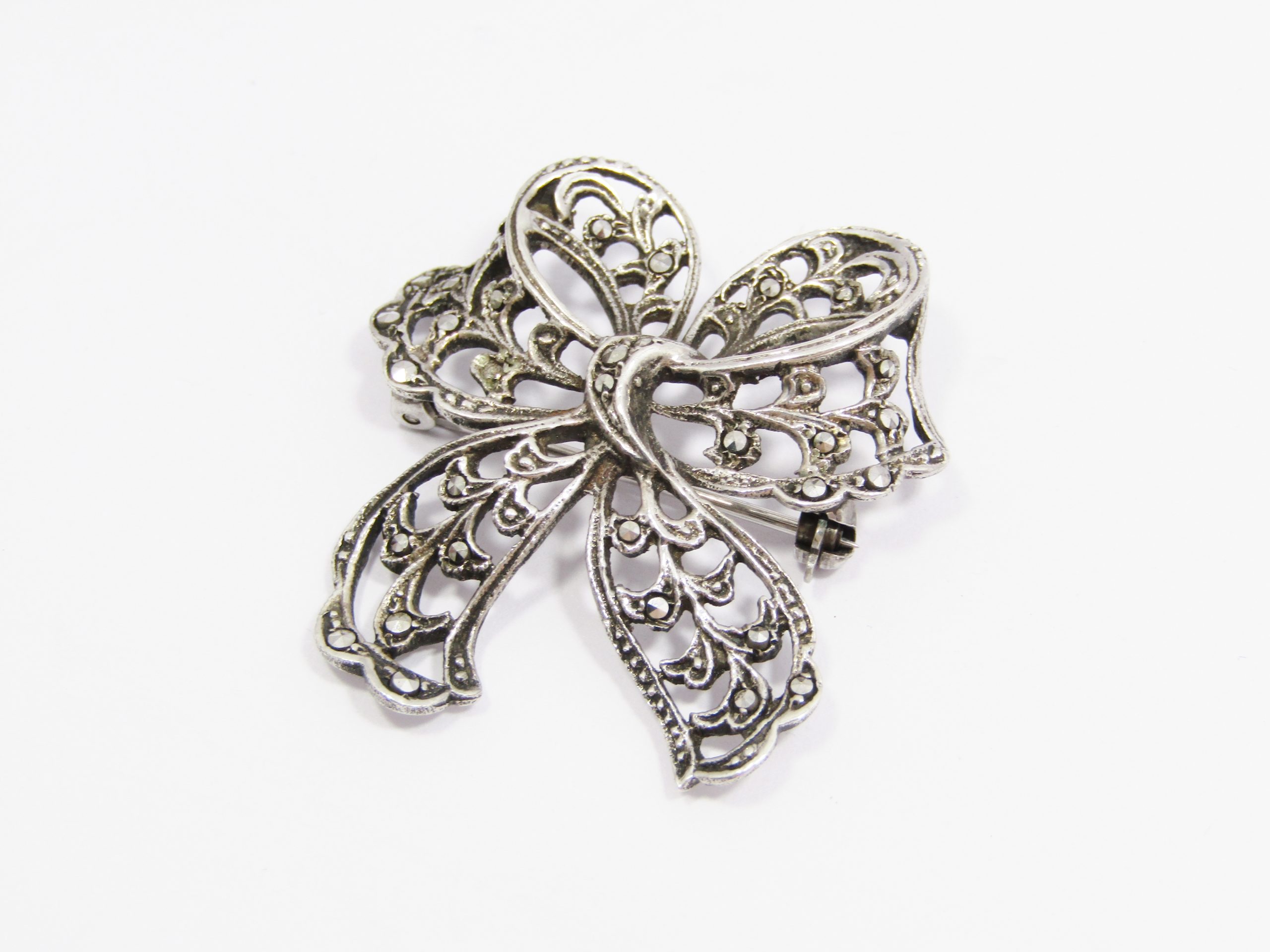 What a Beautiful Vintage Design Ribbon Brooch With Marcasite's in Sterling Silver