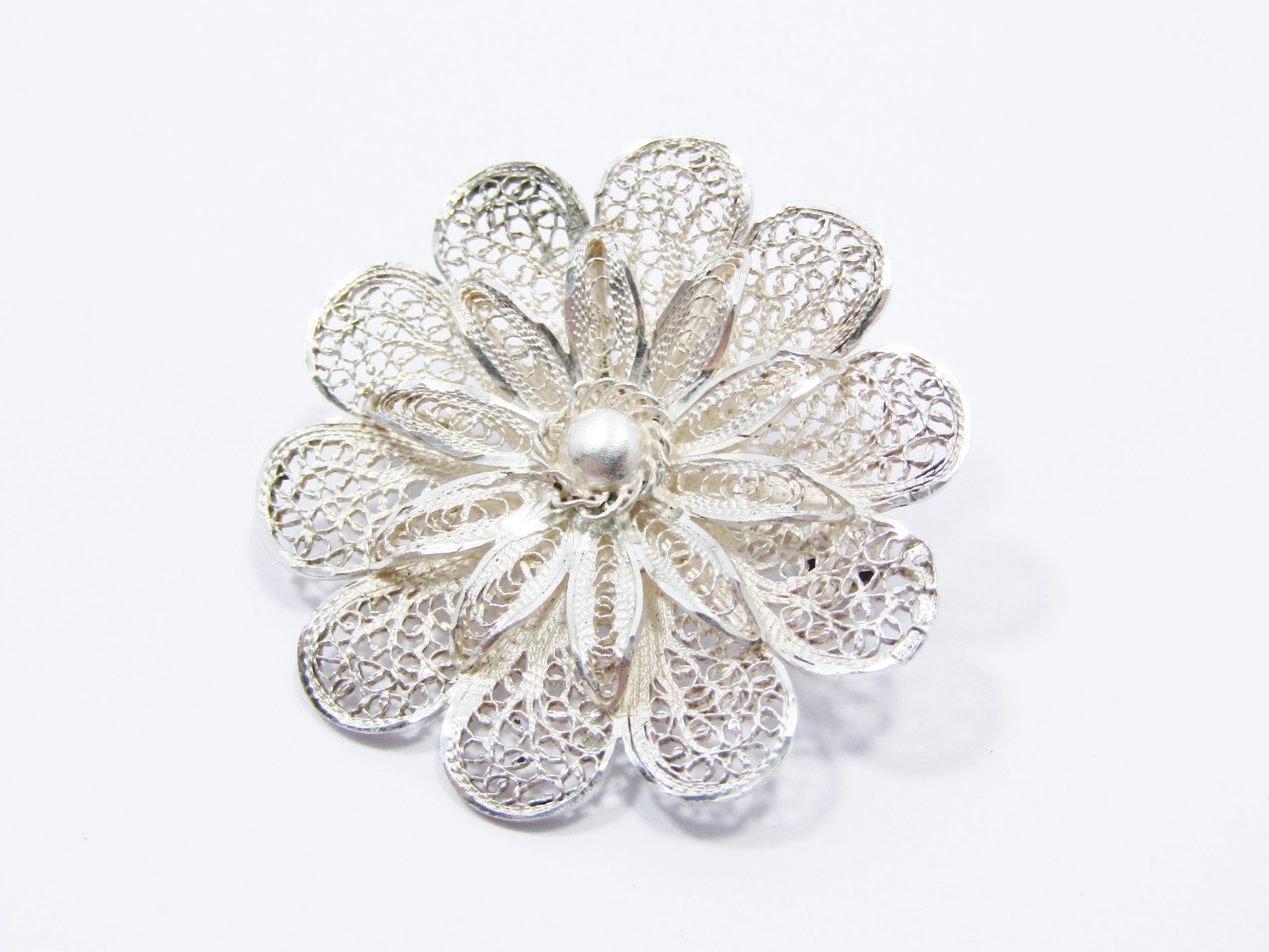 A Lovely Filigree Flower Brooch in Sterling Silver.