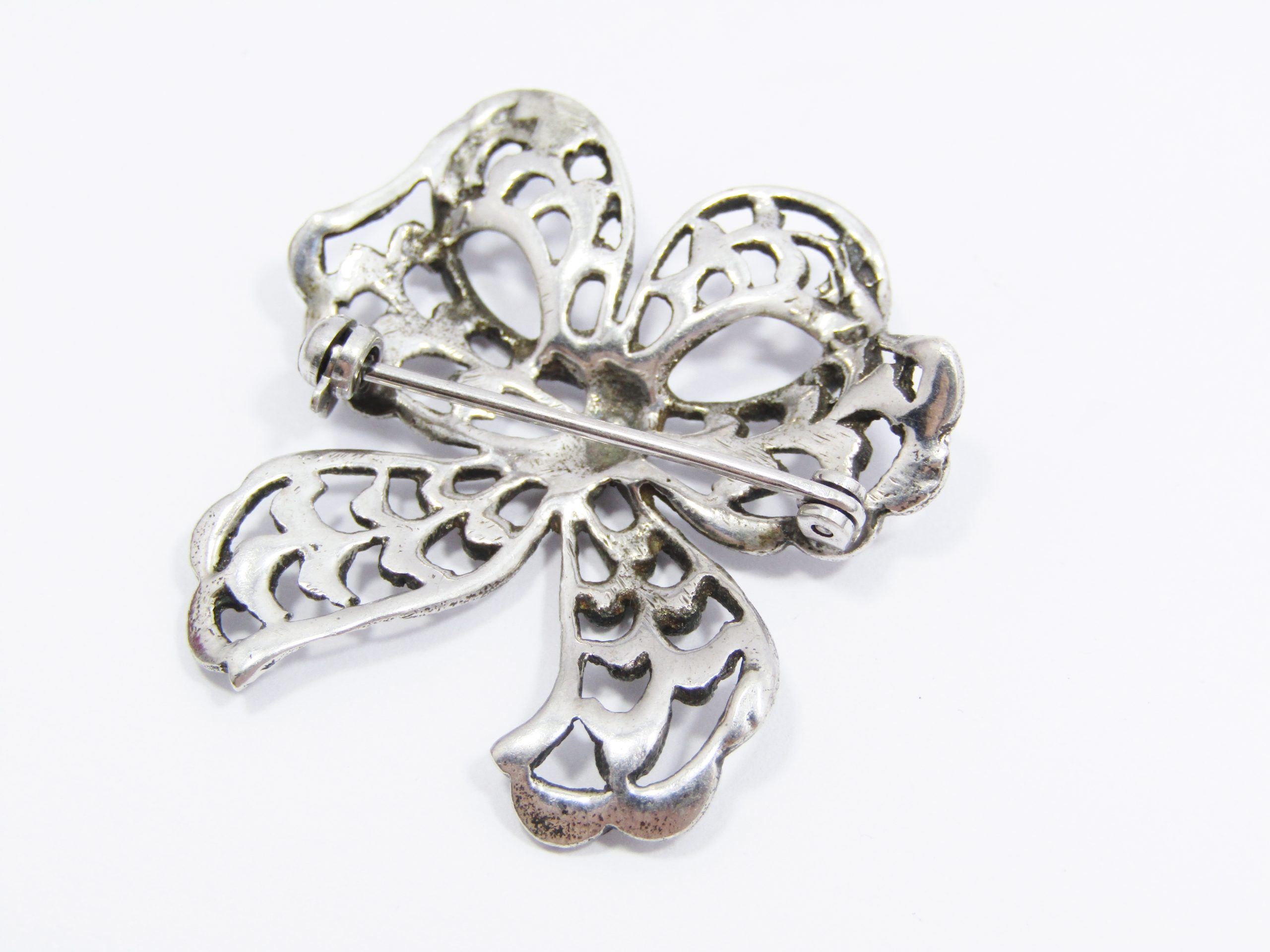 What a Beautiful Vintage Design Ribbon Brooch With Marcasite's in Sterling Silver