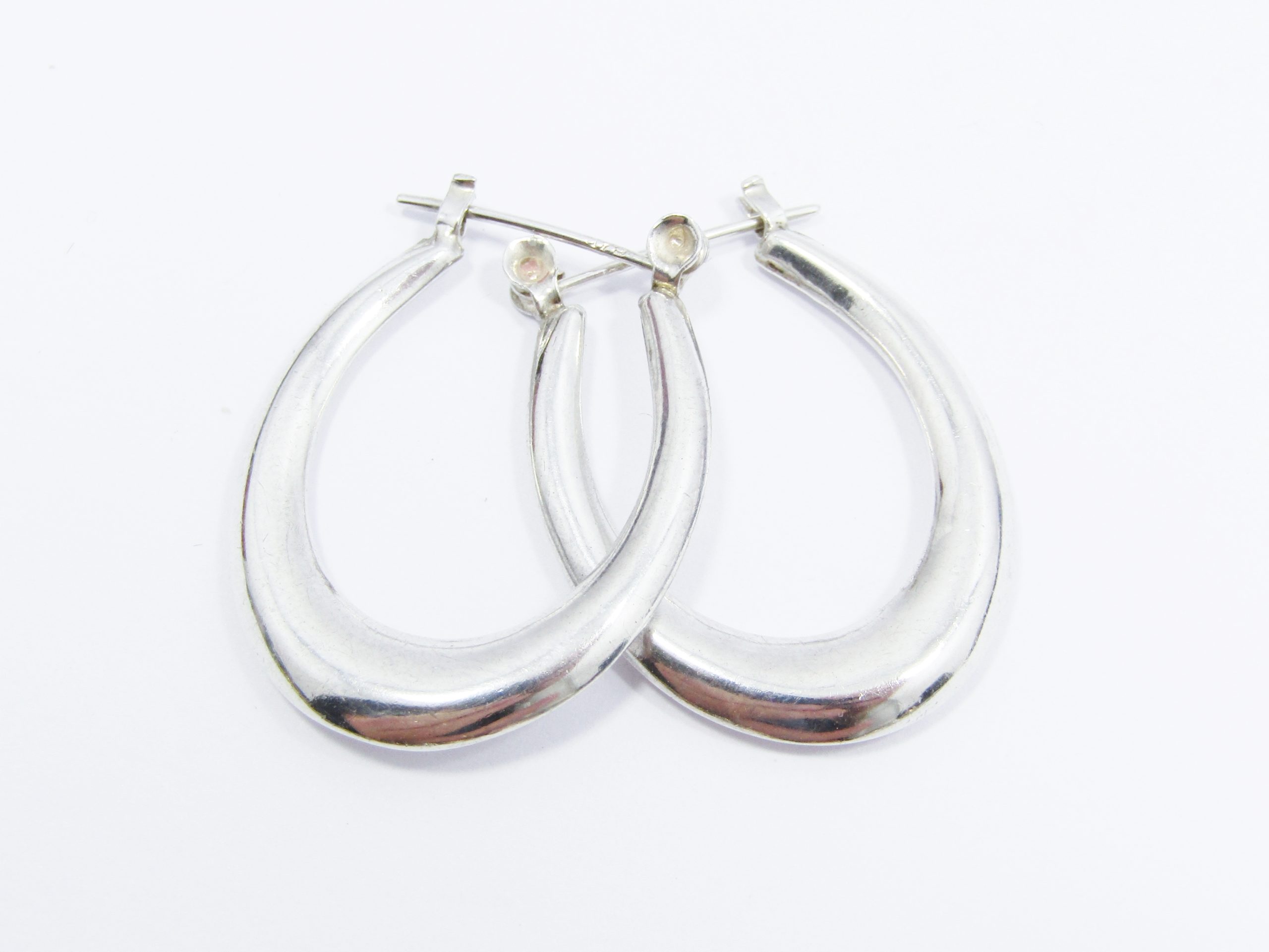 A Beautiful Pair of Hollow design Earrings in Sterling Silver.